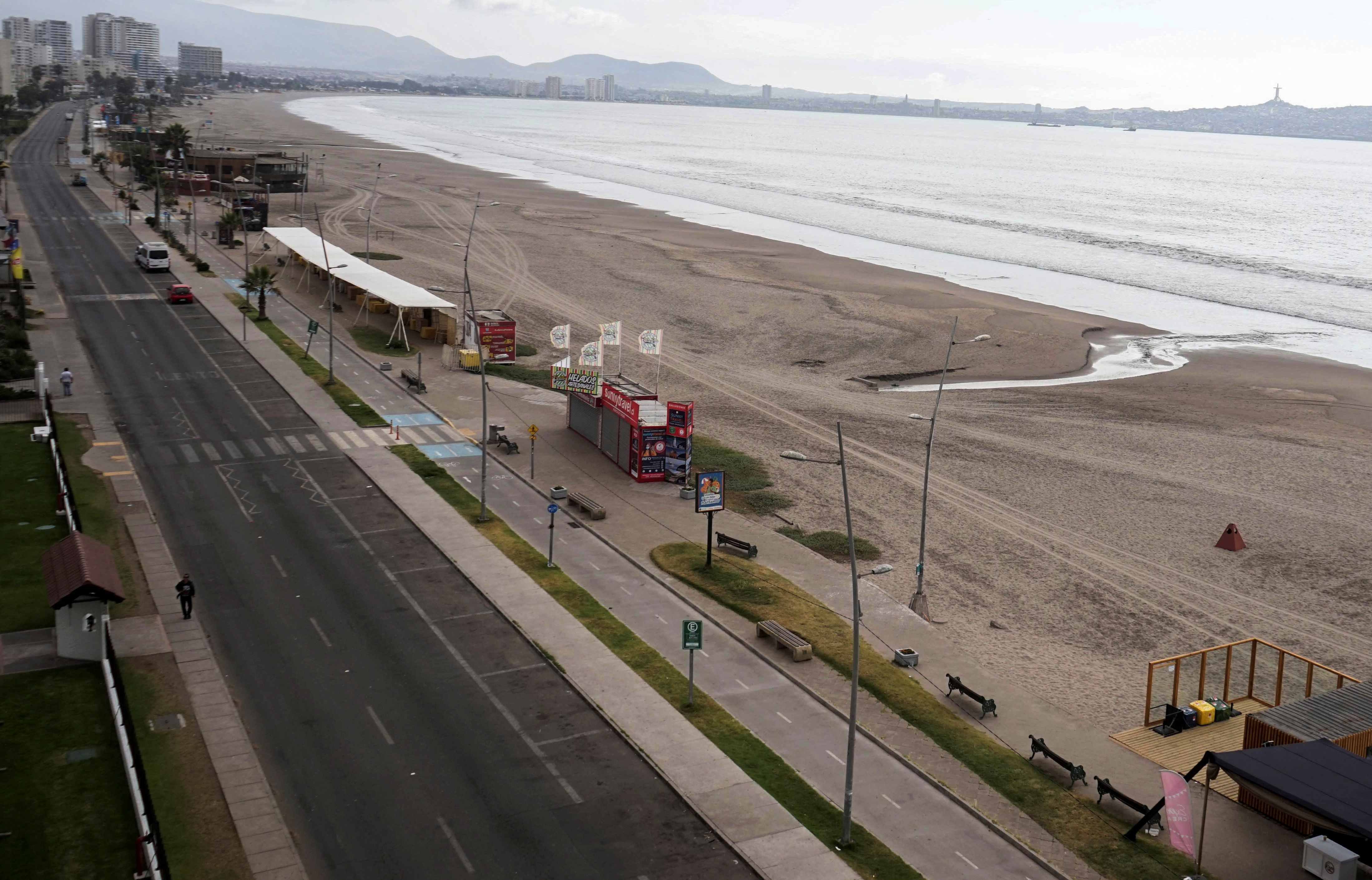 Una playa vacía es fotografiada después de la evacuación masiva de la costa en La Serena, Chile, tras un aviso preventivo de tsunami este 15 de enero de 2022 (REUTERS/Alejandro Pizarro Ubilla)