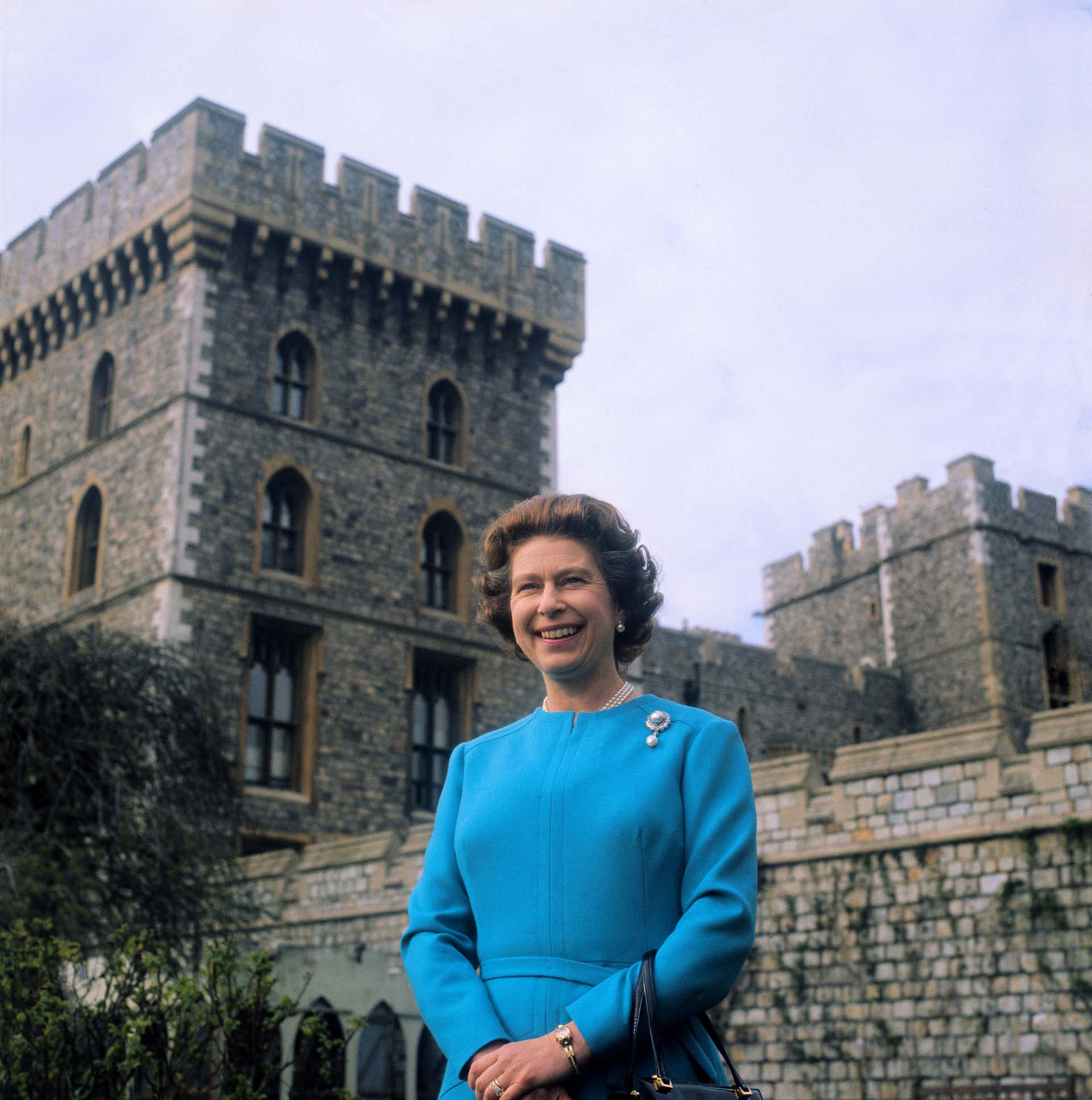 La reina Isabel sonríe mientras posa para las fotos oficiales en el patio del castillo de Windsor. La monarca celebra su 50 cumpleaños el 21/4/76.