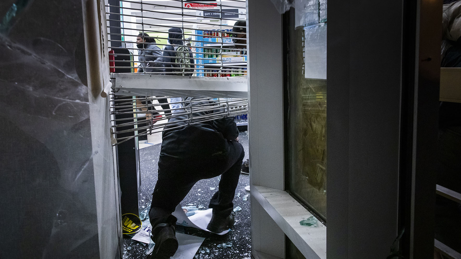 Hubo destrozos en comercios de Oakland (AP Photo/Philip Pacheco)