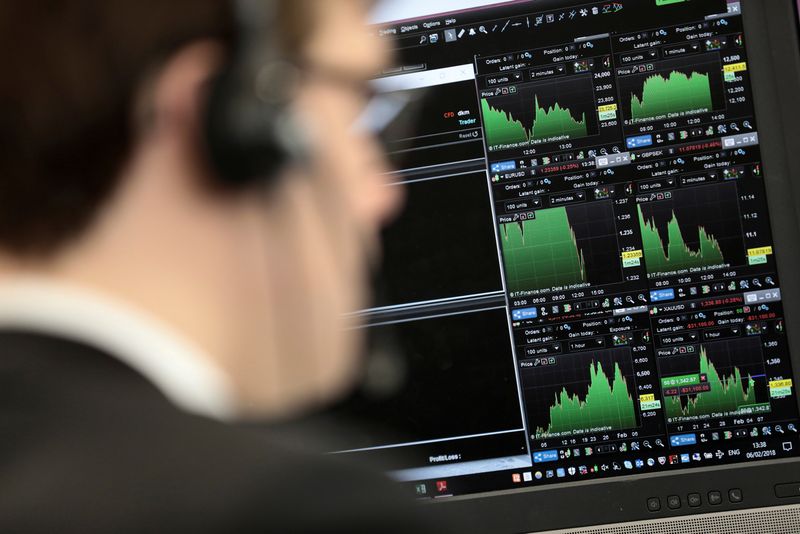 Imagen de archivo de un operador mirando información financiera en una pantalla en la Bolsa de Londres, Reino Unido. 6 febrero 2018. REUTERS/Simon Dawson