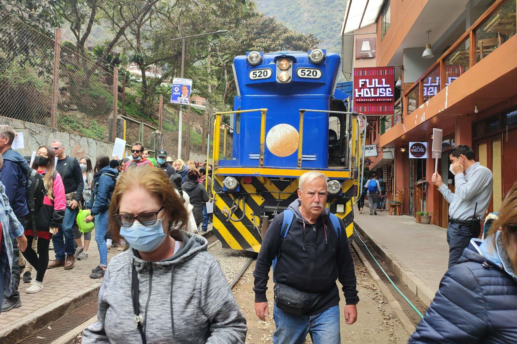 Turistas varados en el Cusco luego de suspensión de servicio de trenes que llevan a Macchu Picchu.