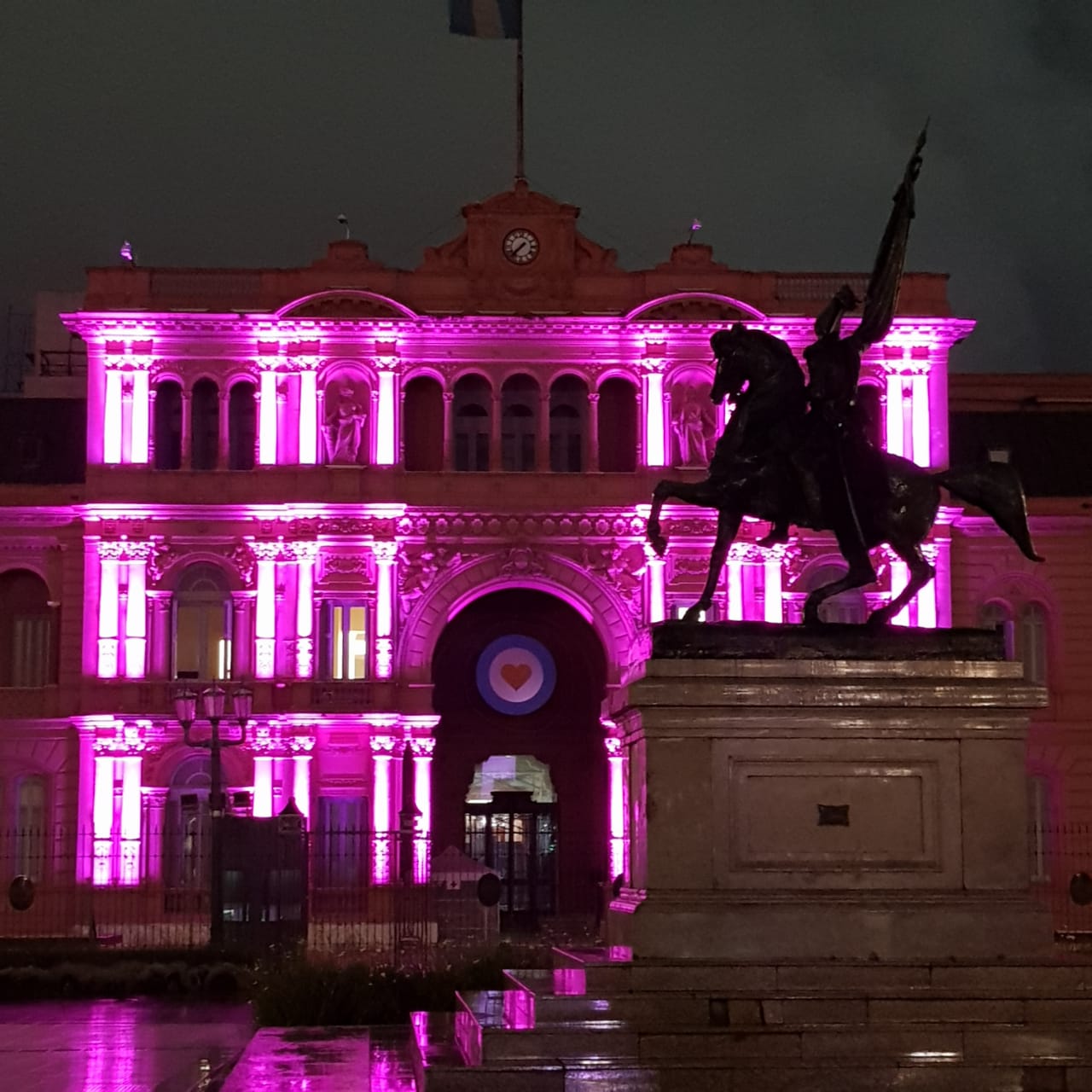 El frente de la sede oficial del Gobierno Nacional, ubicada en la icónica Plaza de Mayo, se vio hoy más rosada que nunca a propósito del mes por la lucha contra el Cáncer de Mama