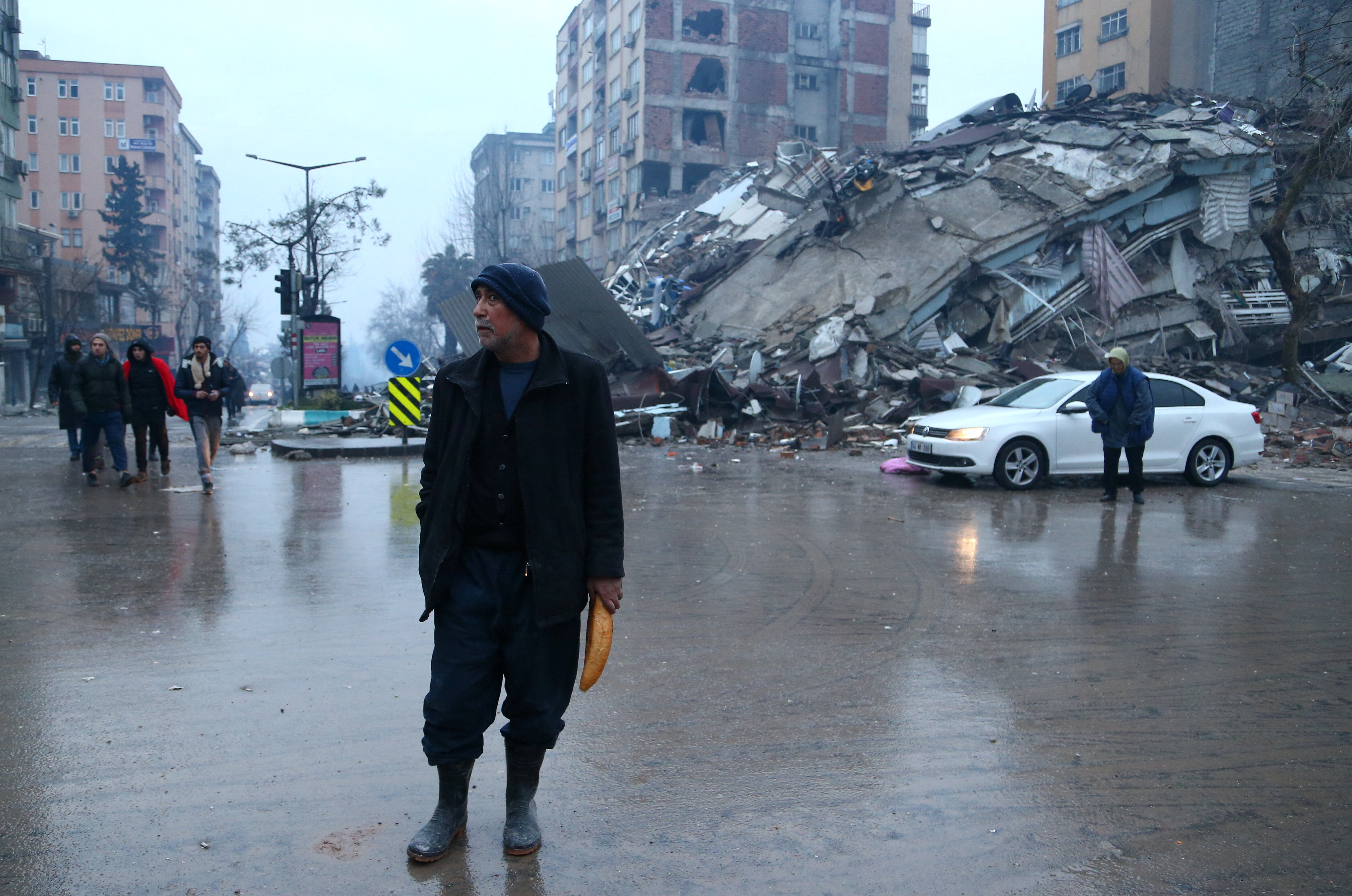 Un hombre que sostiene un pan camina en una calle después de un terremoto en Kahramanmaras, Turquía, el 6 de febrero de 2023. REUTERS/Cagla Gurdogan