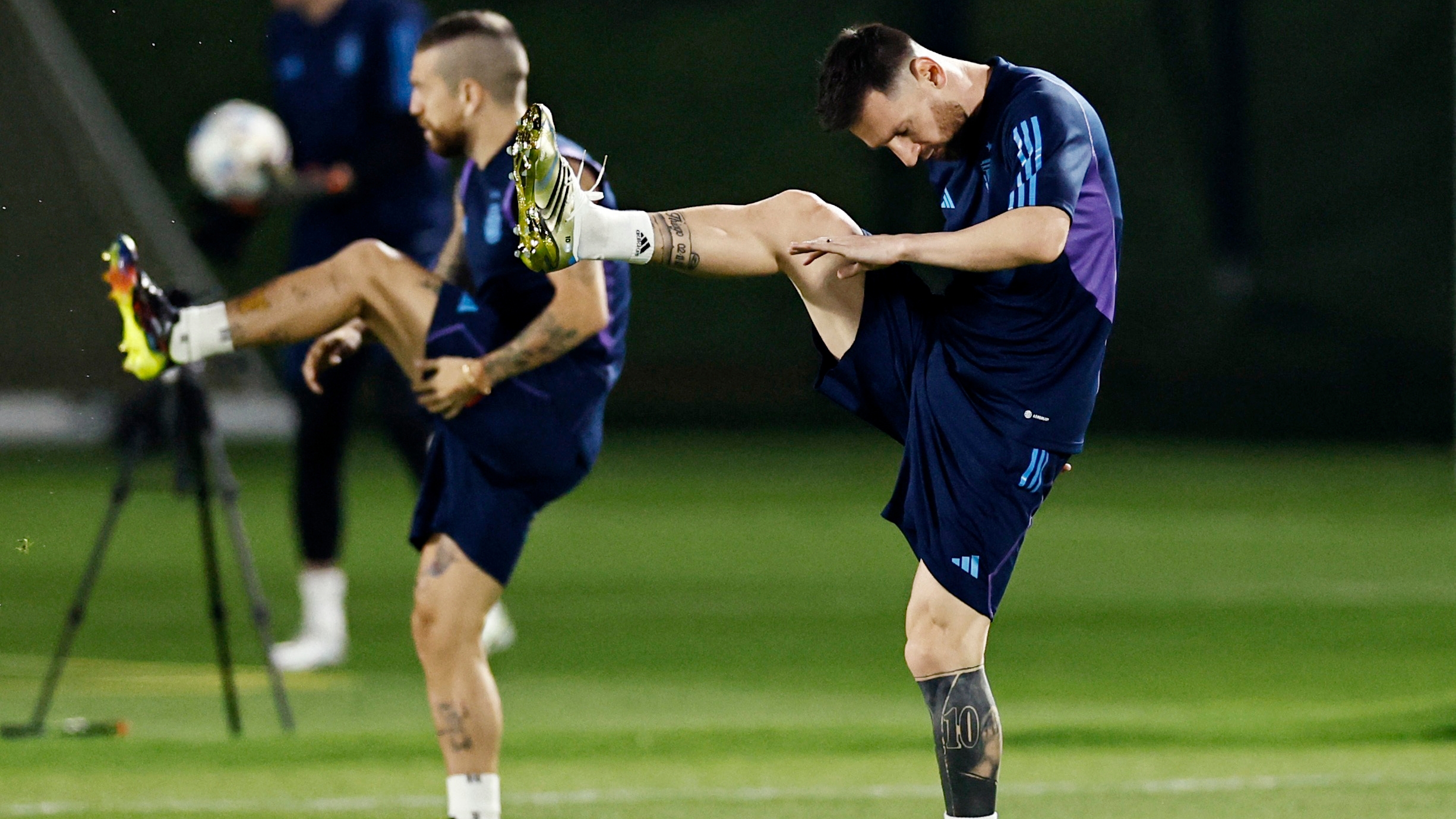 Lionel Messi se entrena al lado del Papu Gómez (REUTERS/Hamad I Mohammed)
