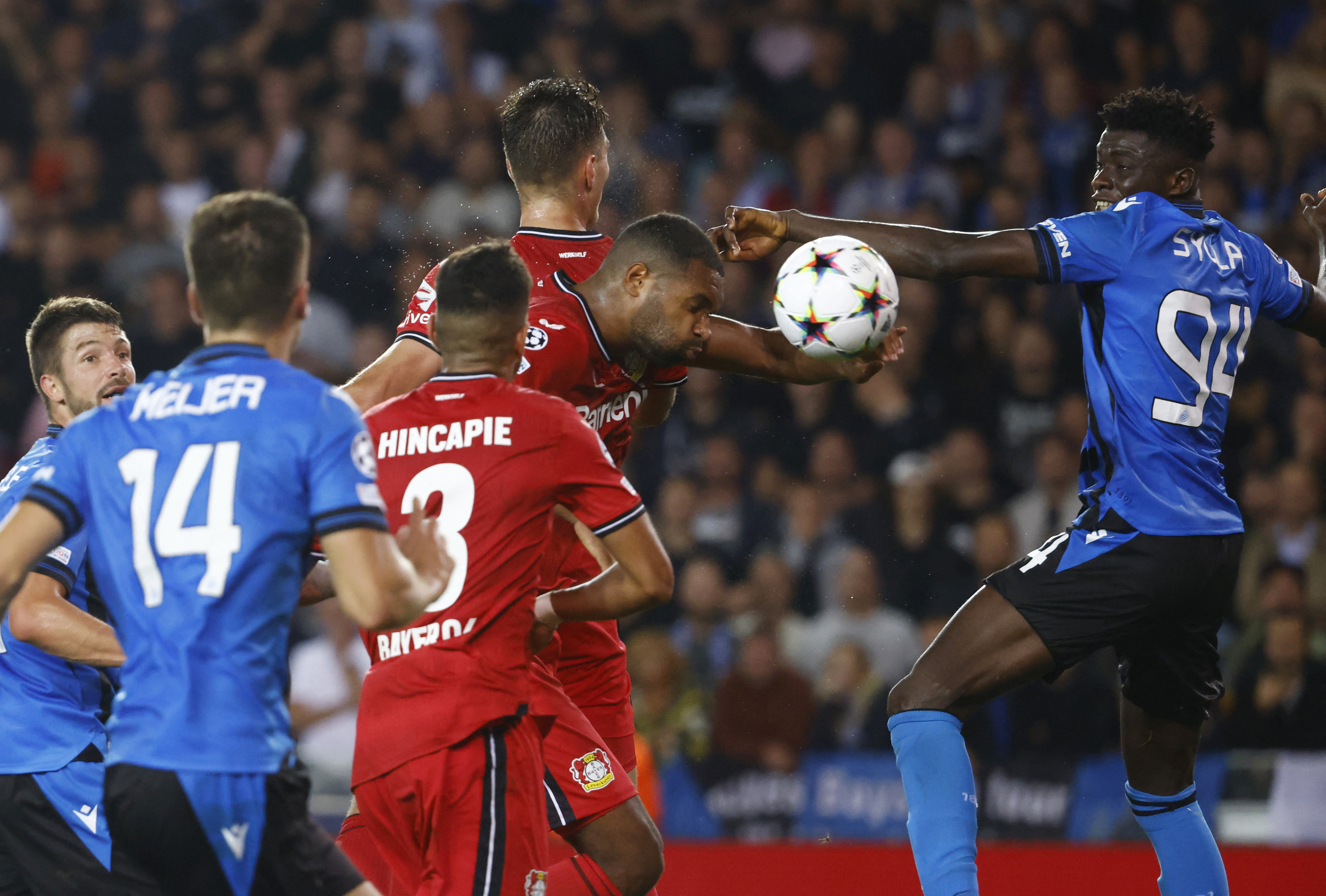 La jugada del primer gol anulado a Patrik Schick, que fue a instancias del VAR. Si el checo no participaba, el tanto era válido (REUTERS/Yves Herman)