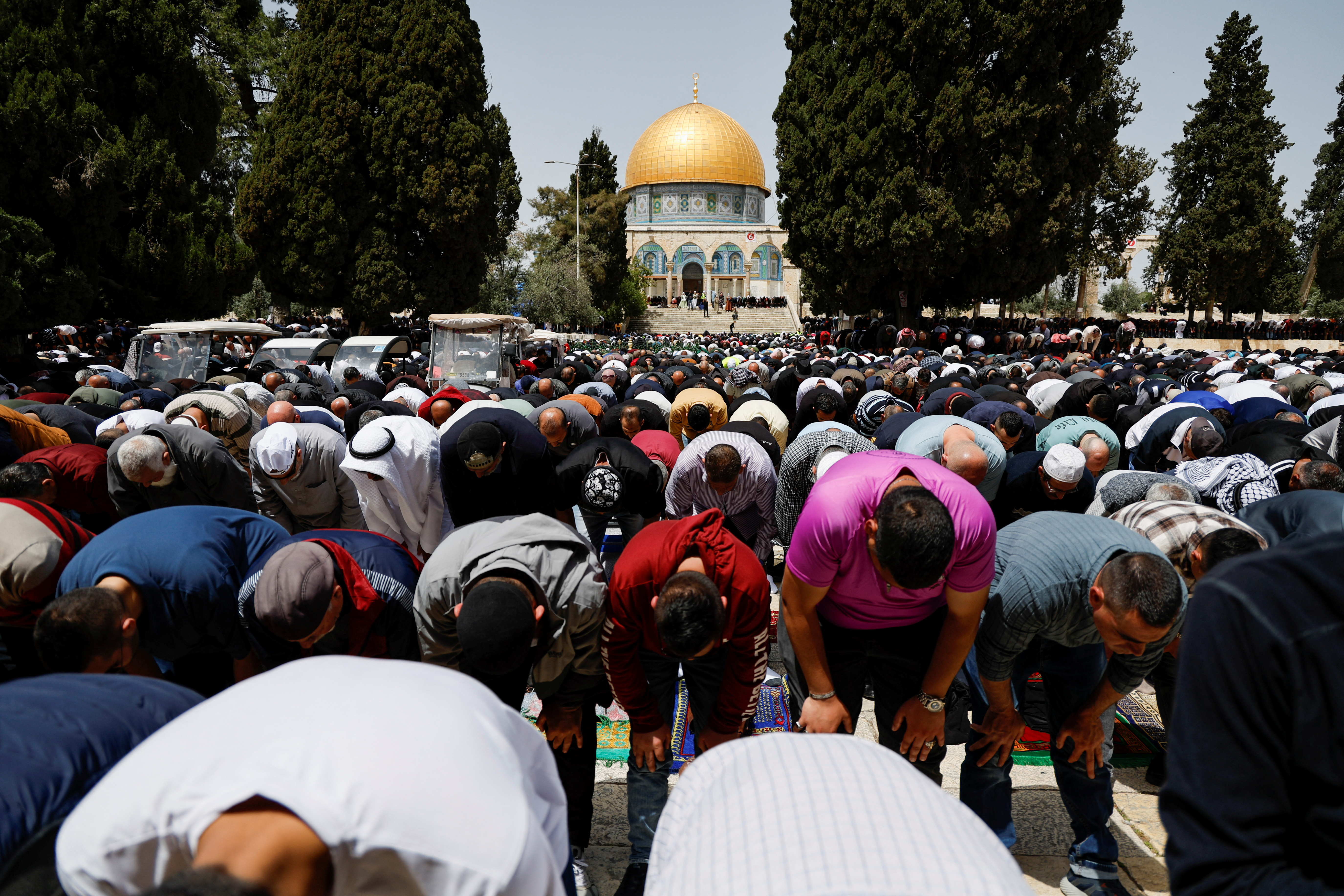 En medio de la extrema tensión en Israel, miles de musulmanes rezaron en el Monte del Templo de Jerusalén
