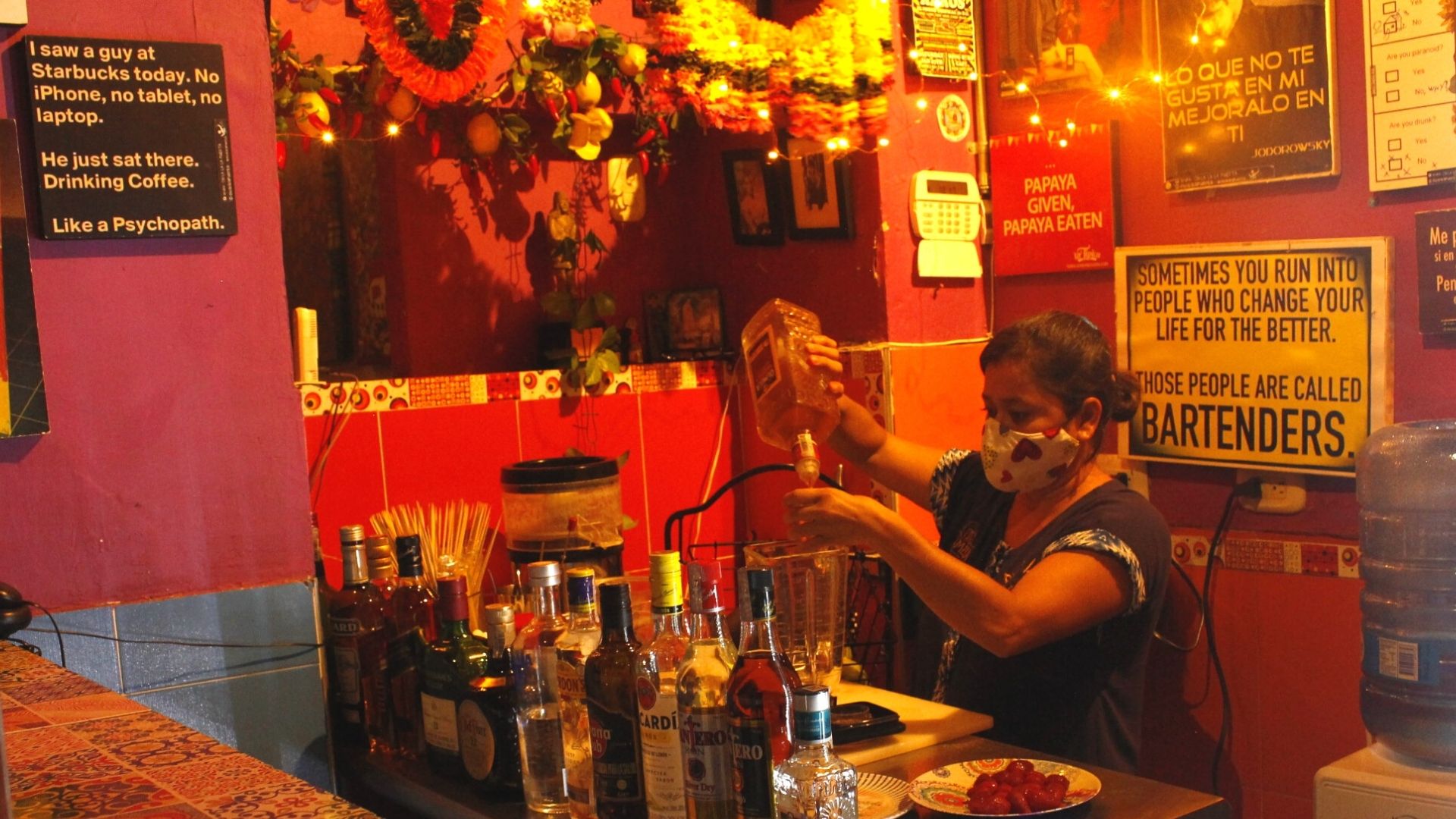 La bartender Lidia Cabrera o la Chiqui preparando una Margarita de fresa. Ella nos contó que actualmente trabaja en la creación de cócteles de autor como el Gin Tonic a base de un jarabe a base de romero y gengibre que ella misma prepara y que le da un un sabor único a la mezcla.