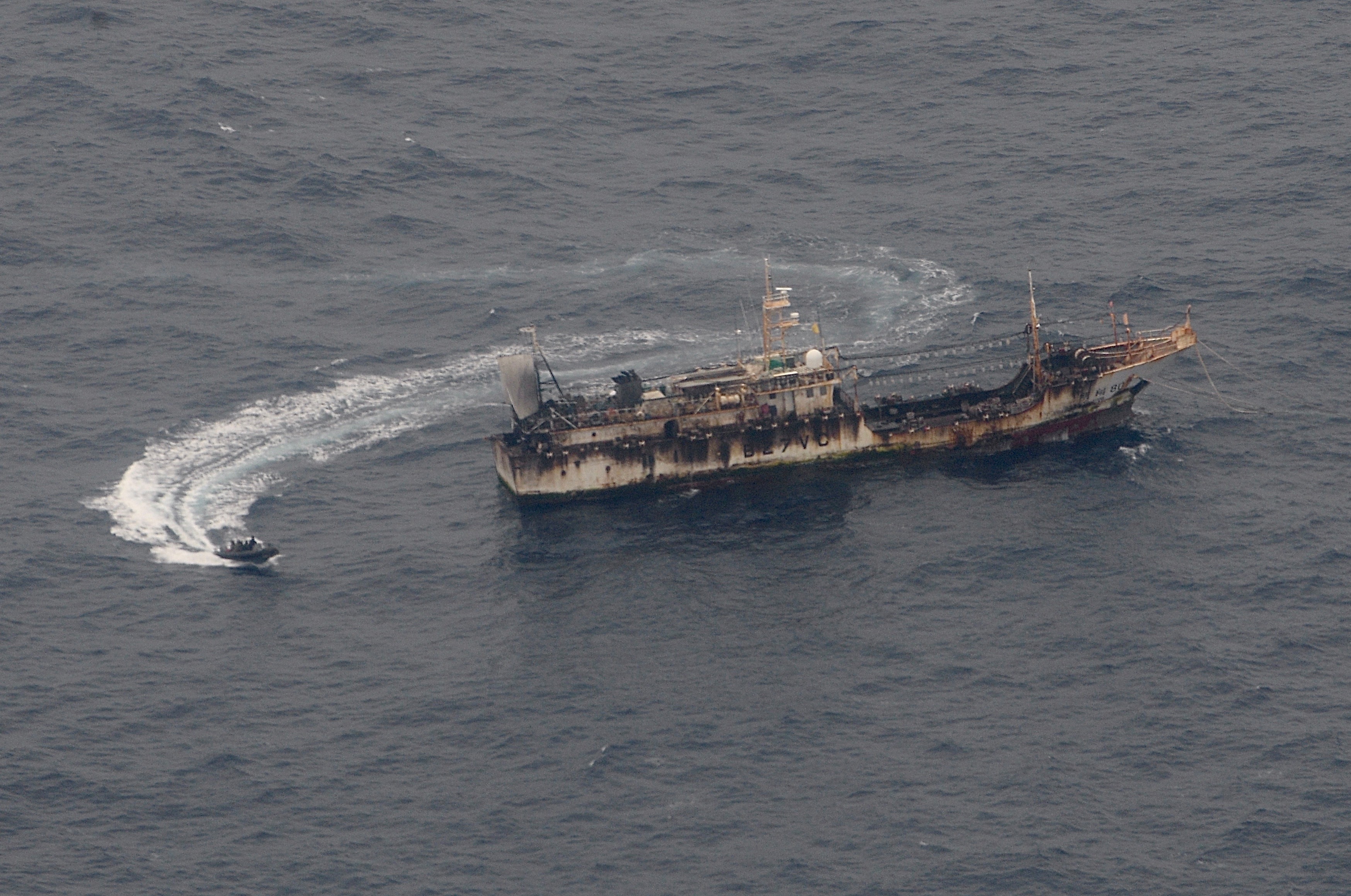 Barcos ecuatorianos abastecen a los buques chinos que depredan con su pesca  las especies de las Galápagos - Infobae