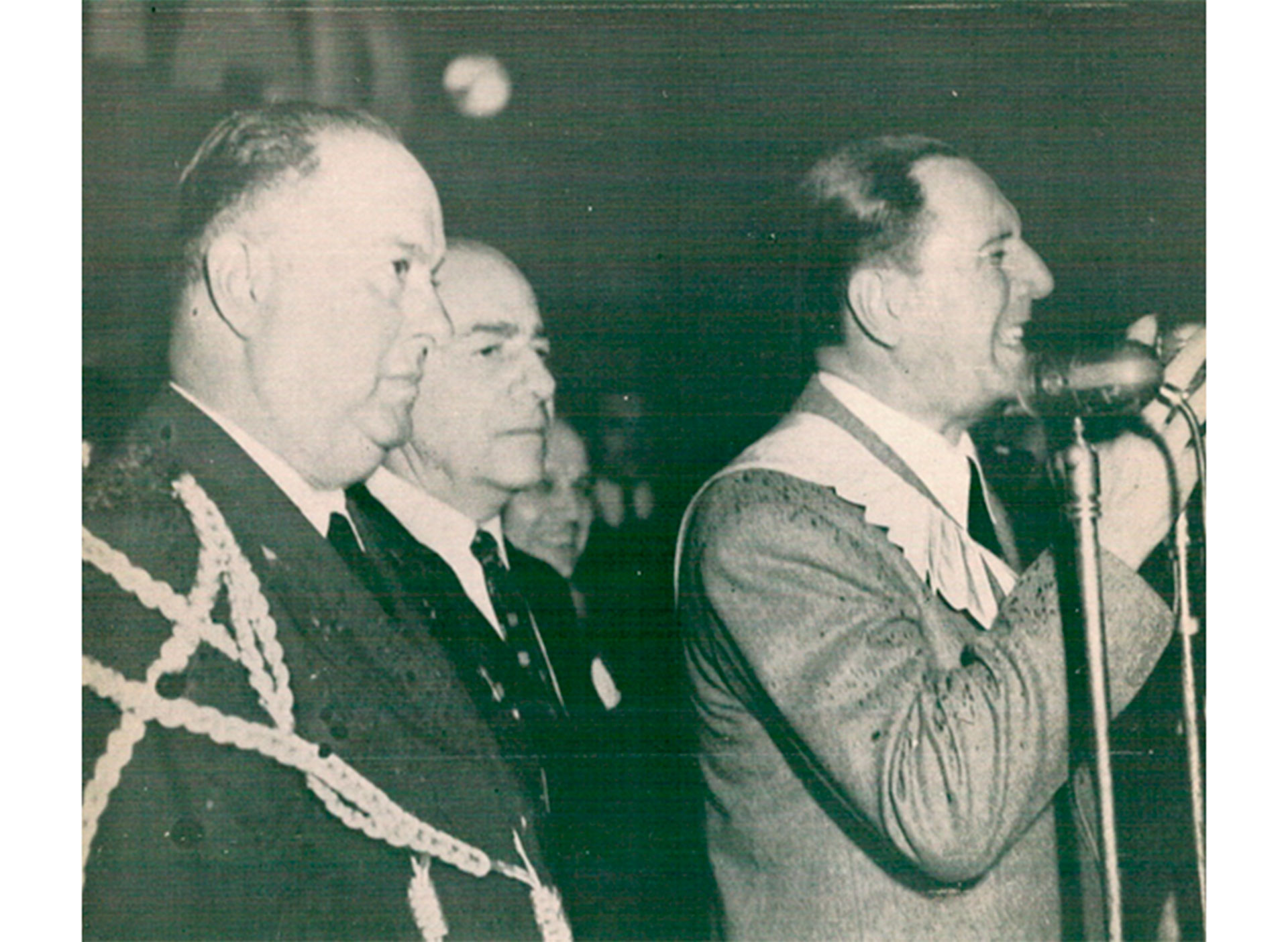 El 17 de Octubre de 1953 Perón habló a la multitud y homenajeó al dictador nicaragüense Anastasio Tacho Somoza García