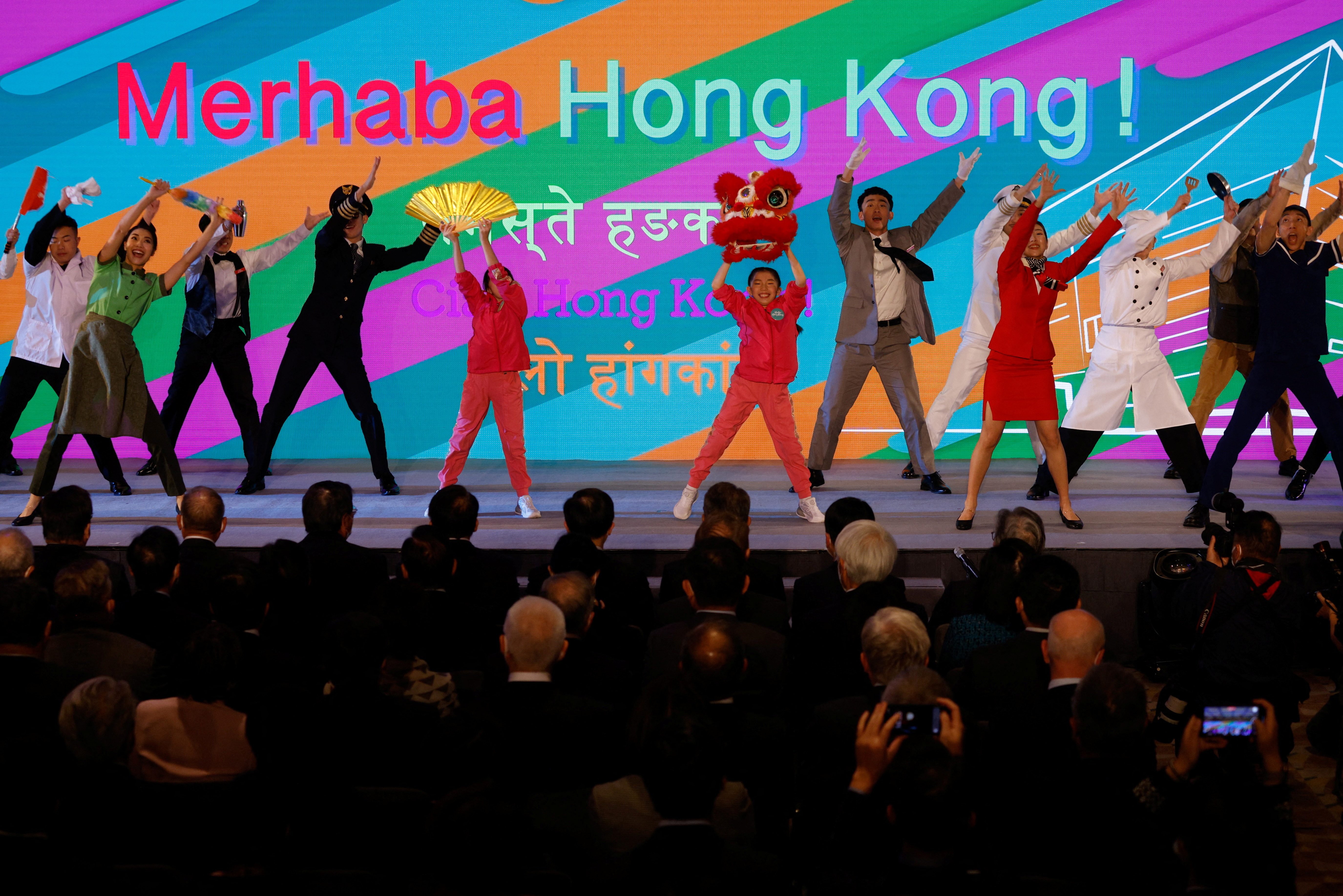 Artistas bailan durante la campaña "Hello Hong Kong" para promover el turismo de la ciudad en Hong Kong, China 2 de febrero de 2023. REUTERS/Tyrone Siu