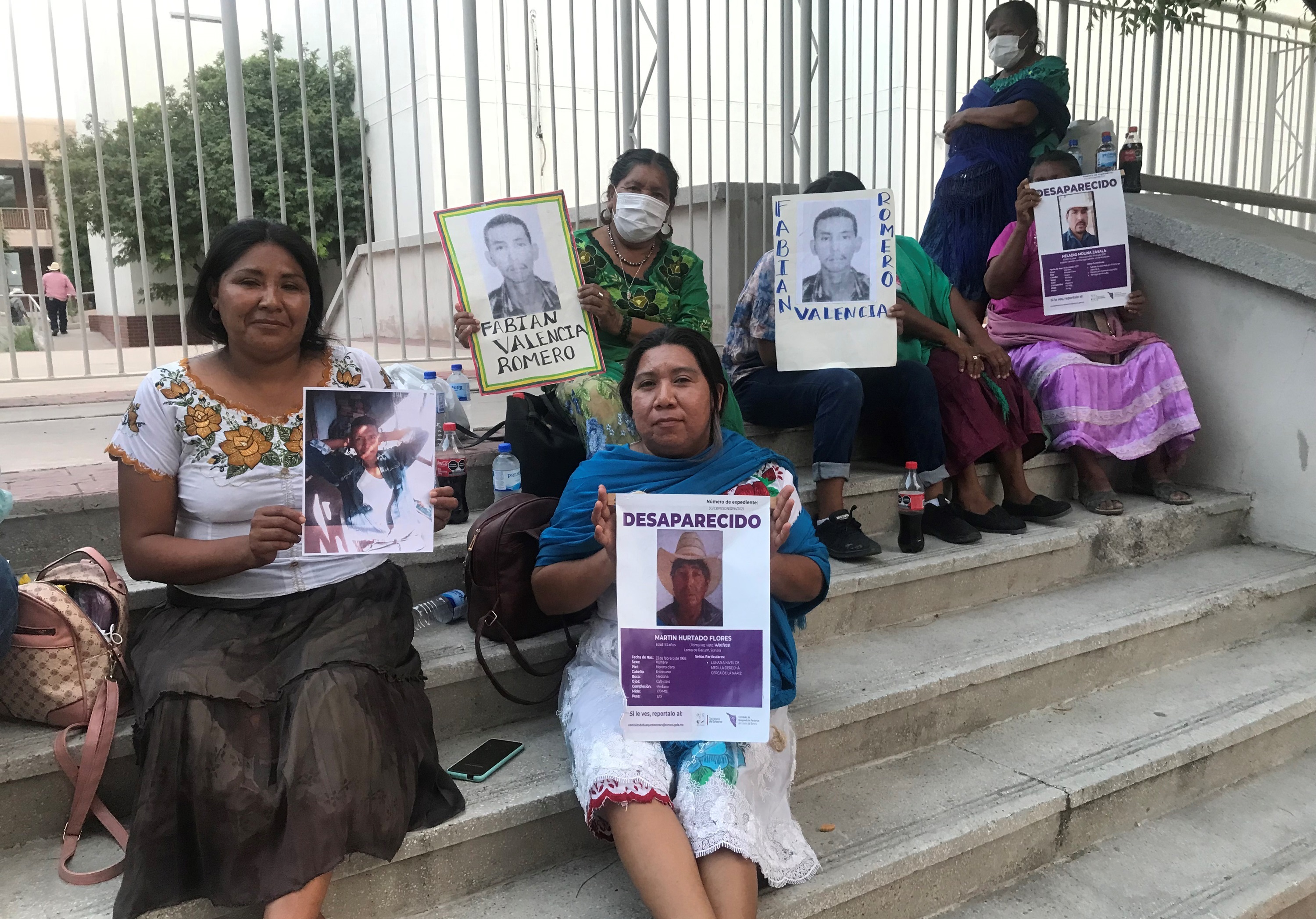 Indígenas yaquis se manifiestan hoy, para exigir justicia por sus familiares desaparecidos, en la ciudad de Hermosillo, estado de Sonora (México). EFE/Daniel Sánchez
