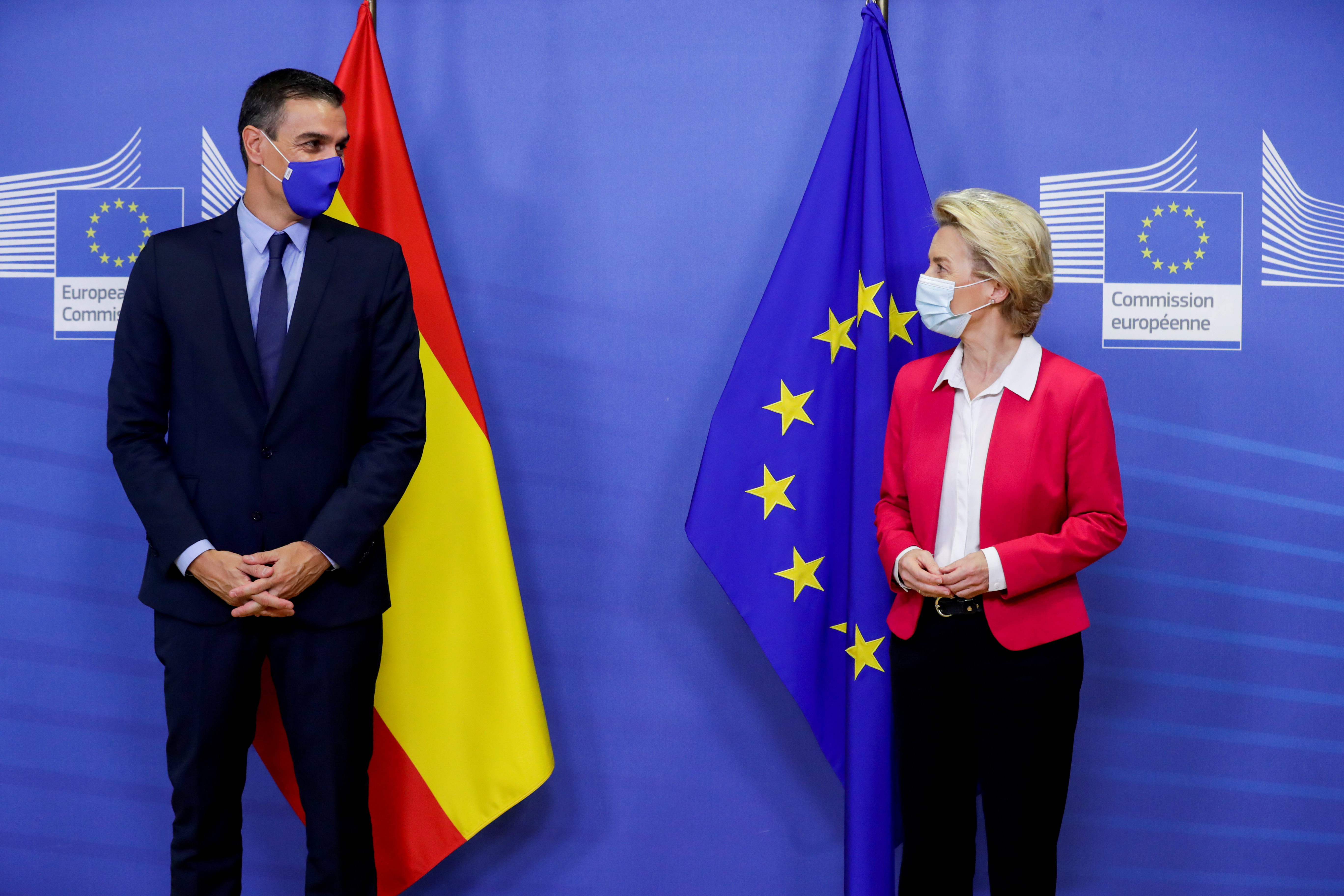 El primer ministro español Pedro Sánchez y la presidente de la Comisión Europea Ursula Von Der Leyen (Olivier Hoslet via REUTERS)