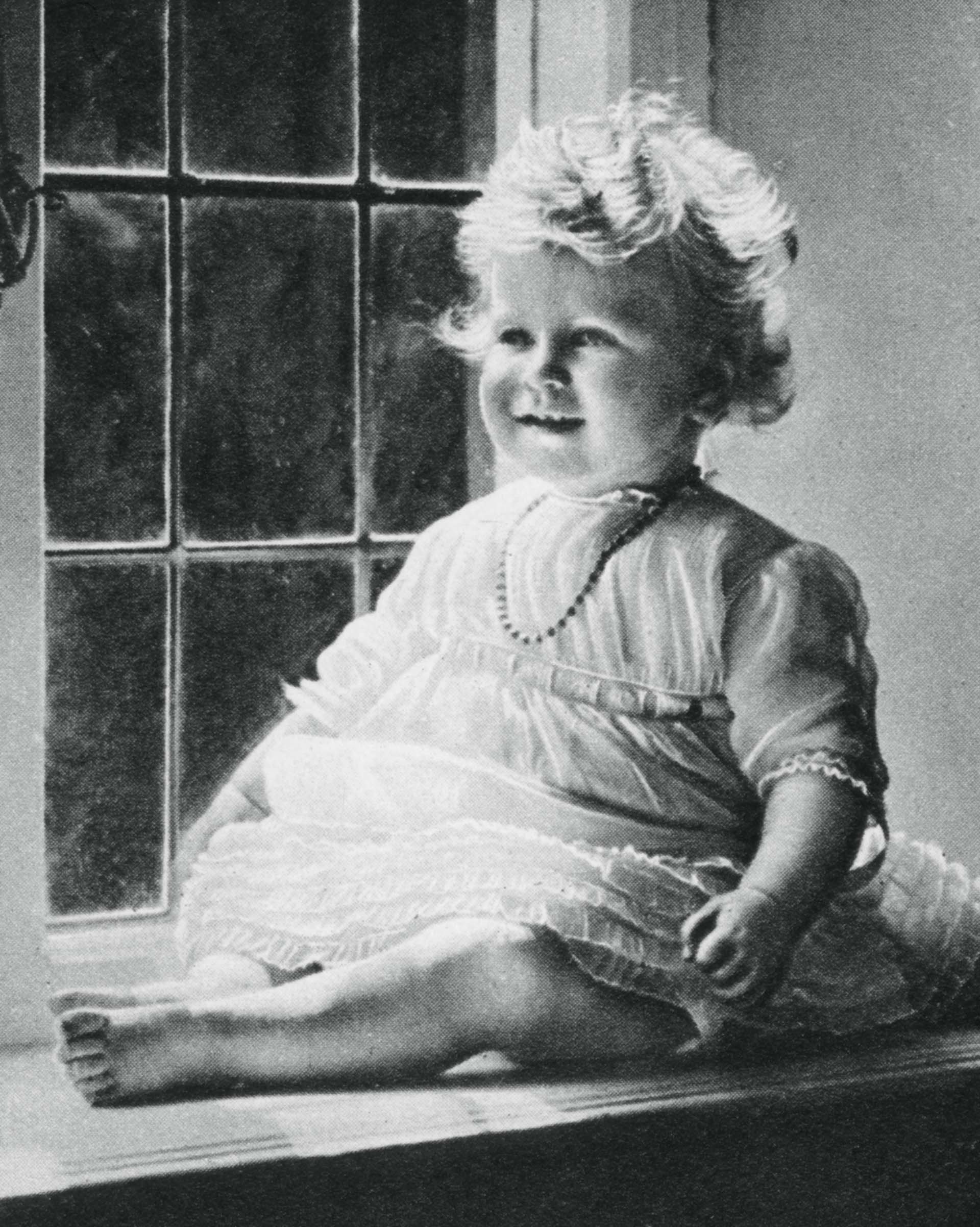 El 29 de mayo de 1926 fue bautizada bajo la religión anglicana en la capilla privada del Palacio de Buckingham, que durante la Segunda Guerra Mundial fue destruida durante el bombardeo a Londres. Quienes la conocieron en su infancia aseguran que era una niña despierta, alegre, de buen comportamiento y sensible. Cuando Isabel tenía dos años, Winston Churchill la describió como "un personaje". "Tiene un aire de autoridad y reflexión sorprendentes para un niño", dijo el ex Primer Ministro del Reino Unido