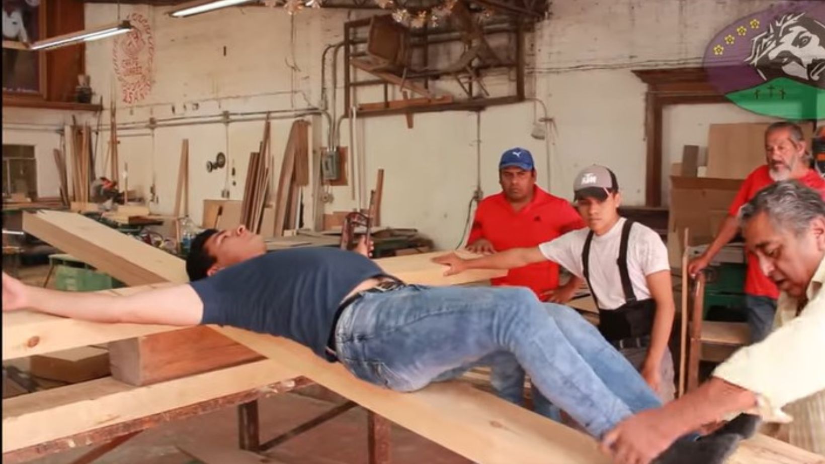 El joven David Uriel asisitió al taller de los carpinteros para tomarse medidas sobre la cruz.
(Captura de pantalla Facebook Comité Organizador de Semana Santa en Ixtapalapa A.C.)