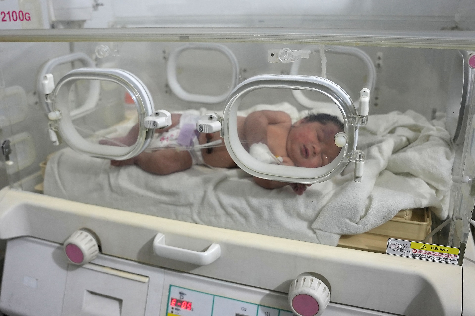 La recién nacida, en la incubadora (Rami al Sayed/AFP)
