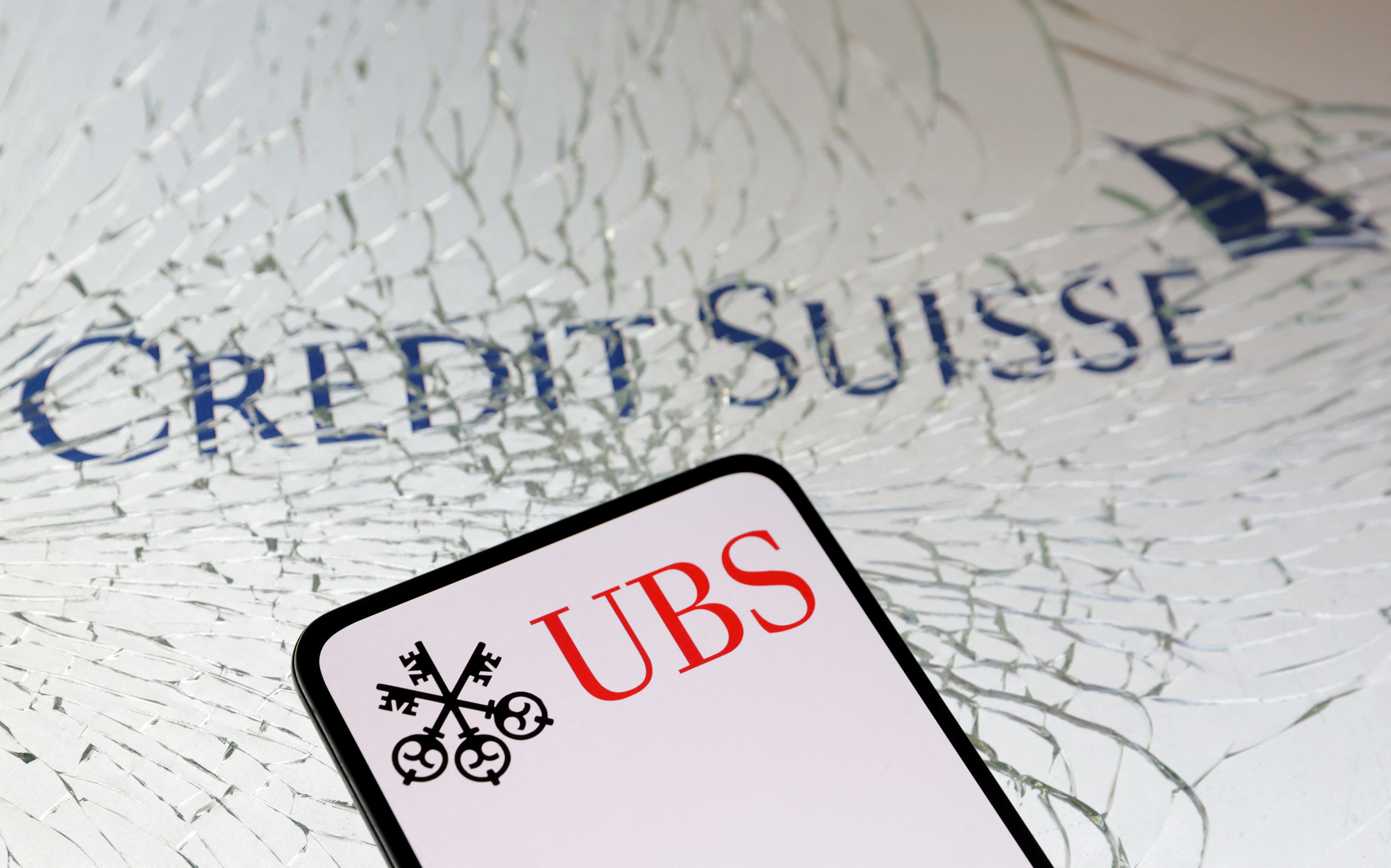 Crisis bancaria: frenéticas negociaciones para evitar el colapso de Credit Suisse fusionándolo con UBS