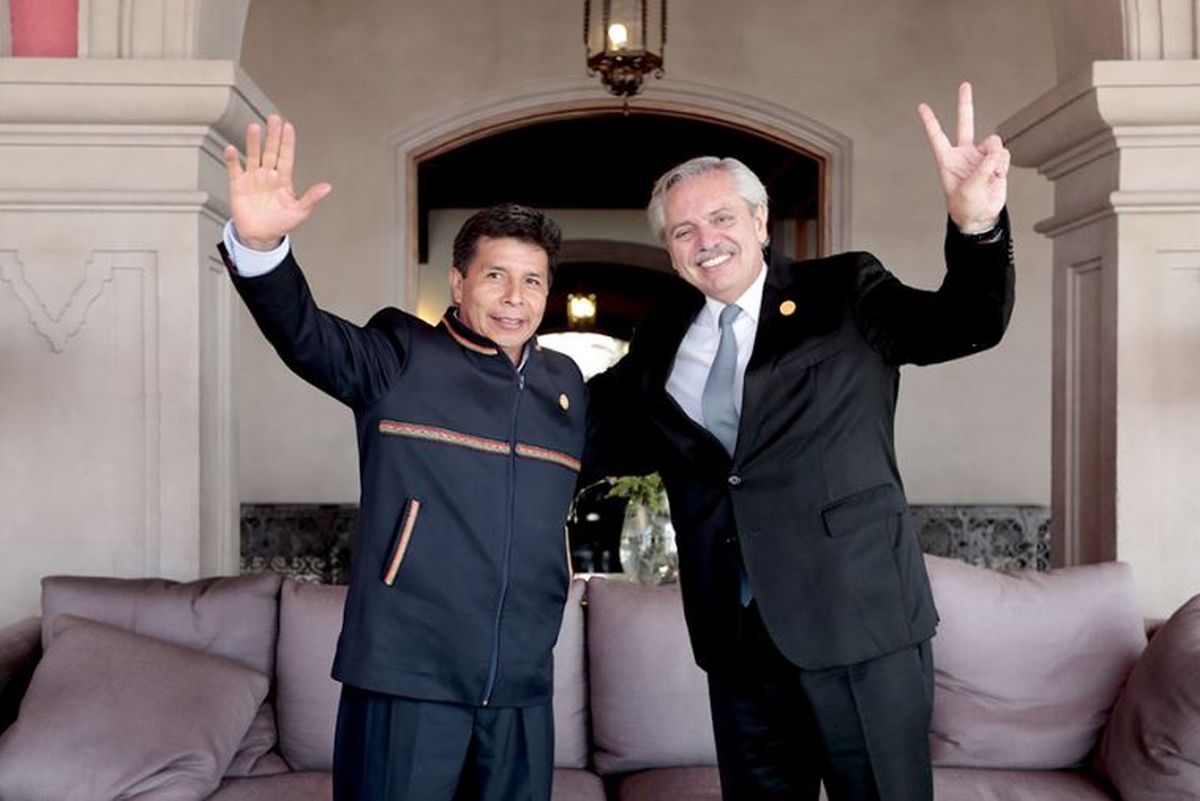 Pedro Castillo fue presidente de Perú y terminó preso. En la foto, con Alberto Fernández. (Presidencia)