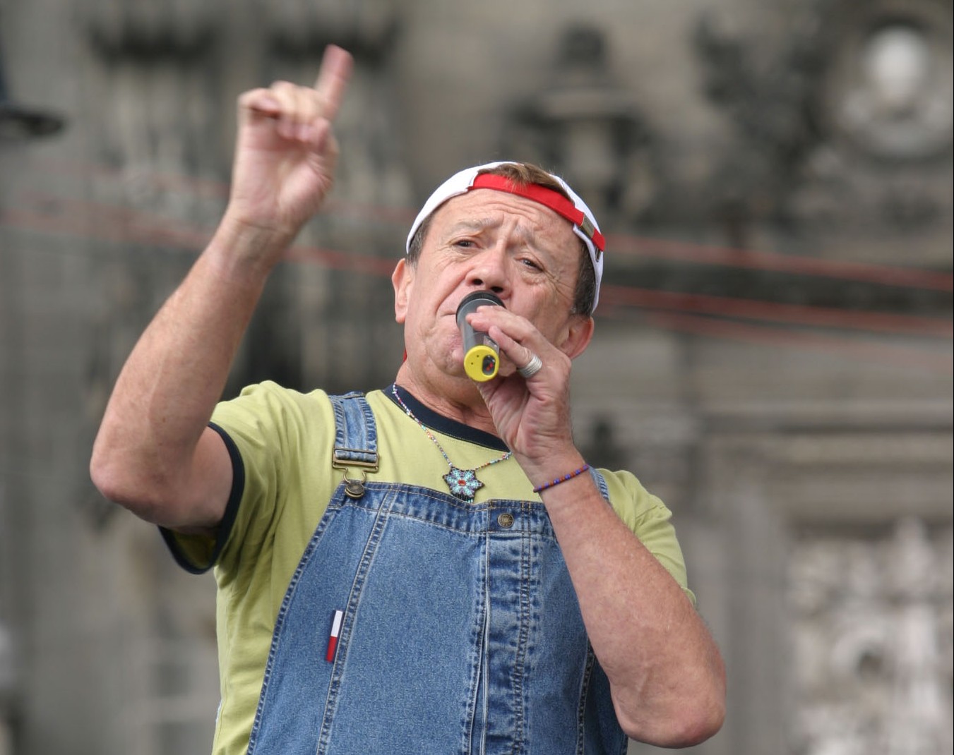 MEXICO, DF AUGUST 21, 2005.- Chabelo during his participation in the Quierlos concert for the benefit of street children that took place in the Zócalo of Mexico City.  PHOTO: Nelly Salas/CUARTOSCURO.COM