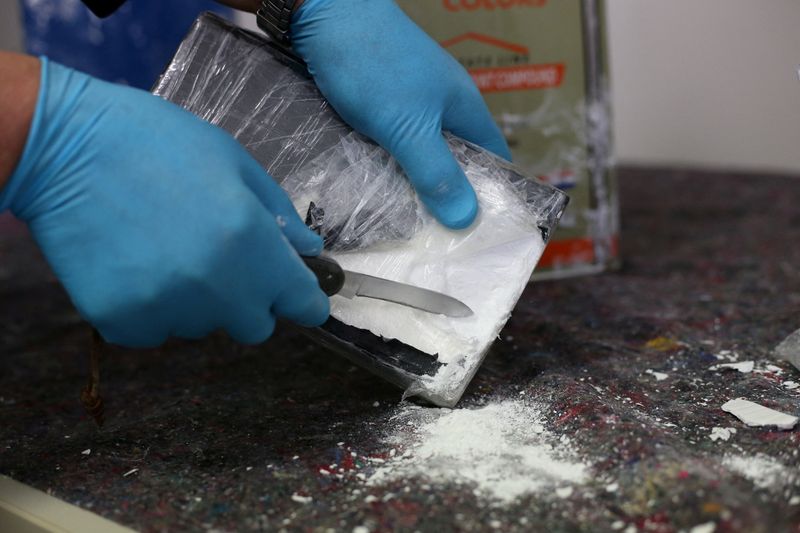 El Zollfahndungsamt de Hamburgo muestra un detalle de la cocaína encontrada en más de 1.700 latas de relleno de paredes, después de que las autoridades alemanas incautaran más de 16 toneladas de cocaína en la ciudad portuaria de Hamburgo, en el norte de Alemania, 24 de febrero de 2020, en el mayor alijo de cocaína de Europa hasta la fecha. REUTERS/Cathrin Mueller