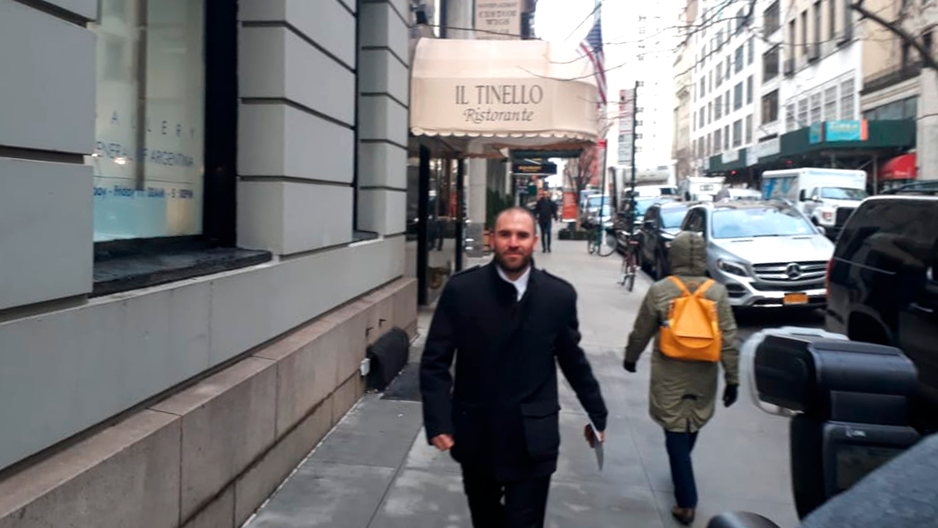 Guzmán llegando al Consulado argentino de Nueva York en 2020