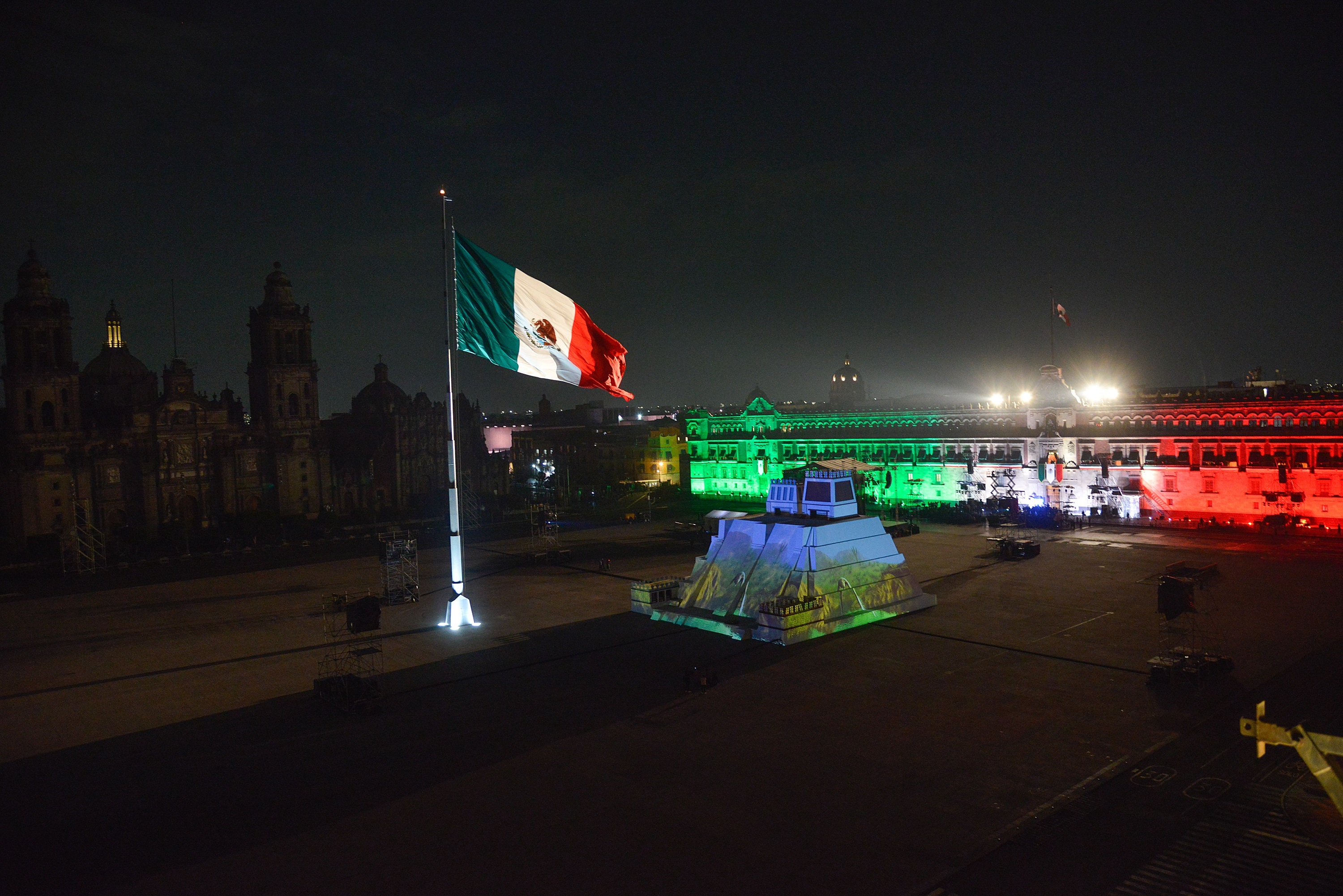 Vista general de la Plaza del Zócalo durante la ceremonia del 211 aniversario del Grito de Independencia, en Ciudad de México (México). EFE/ Sáshenka Gutiérrez