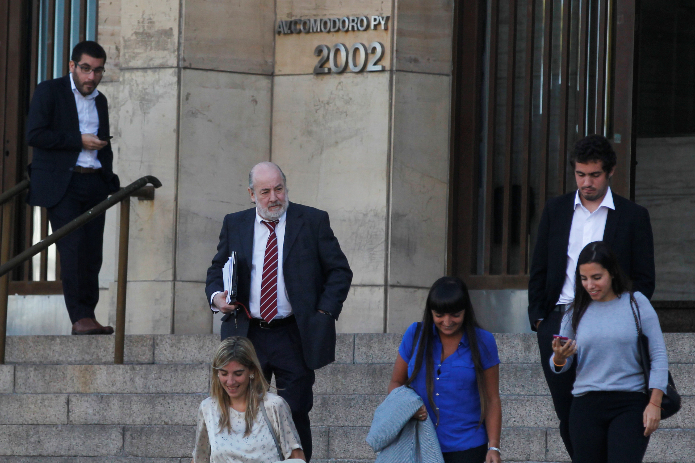 El fallecido juez Claudio Bonadio, saliendo de tribunales, en 2015. (REUTERS/Agustin Marcarian)