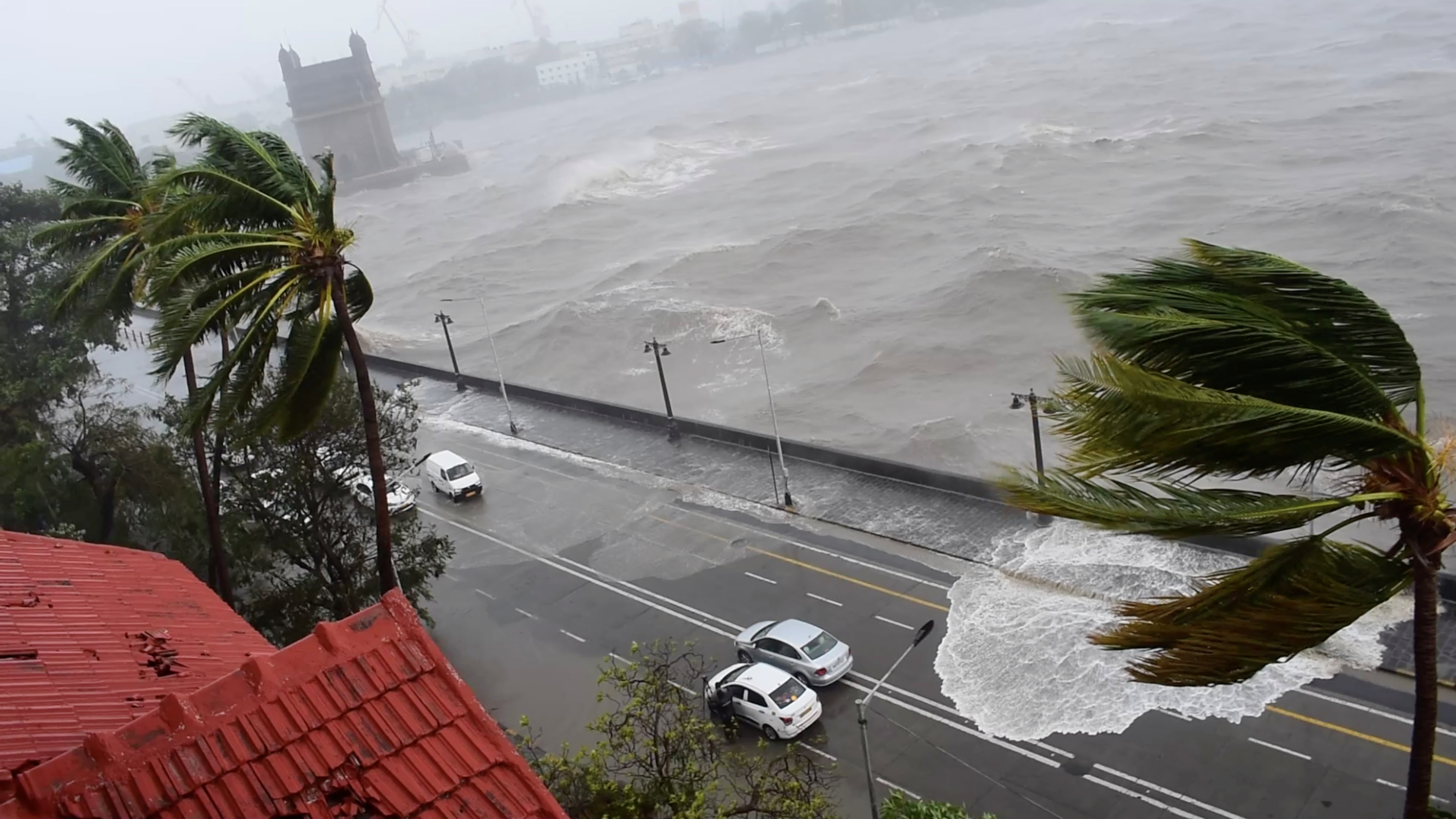 Imágenes del ciclón en Mumbai. Twitter @ompsyram via REUTERS  