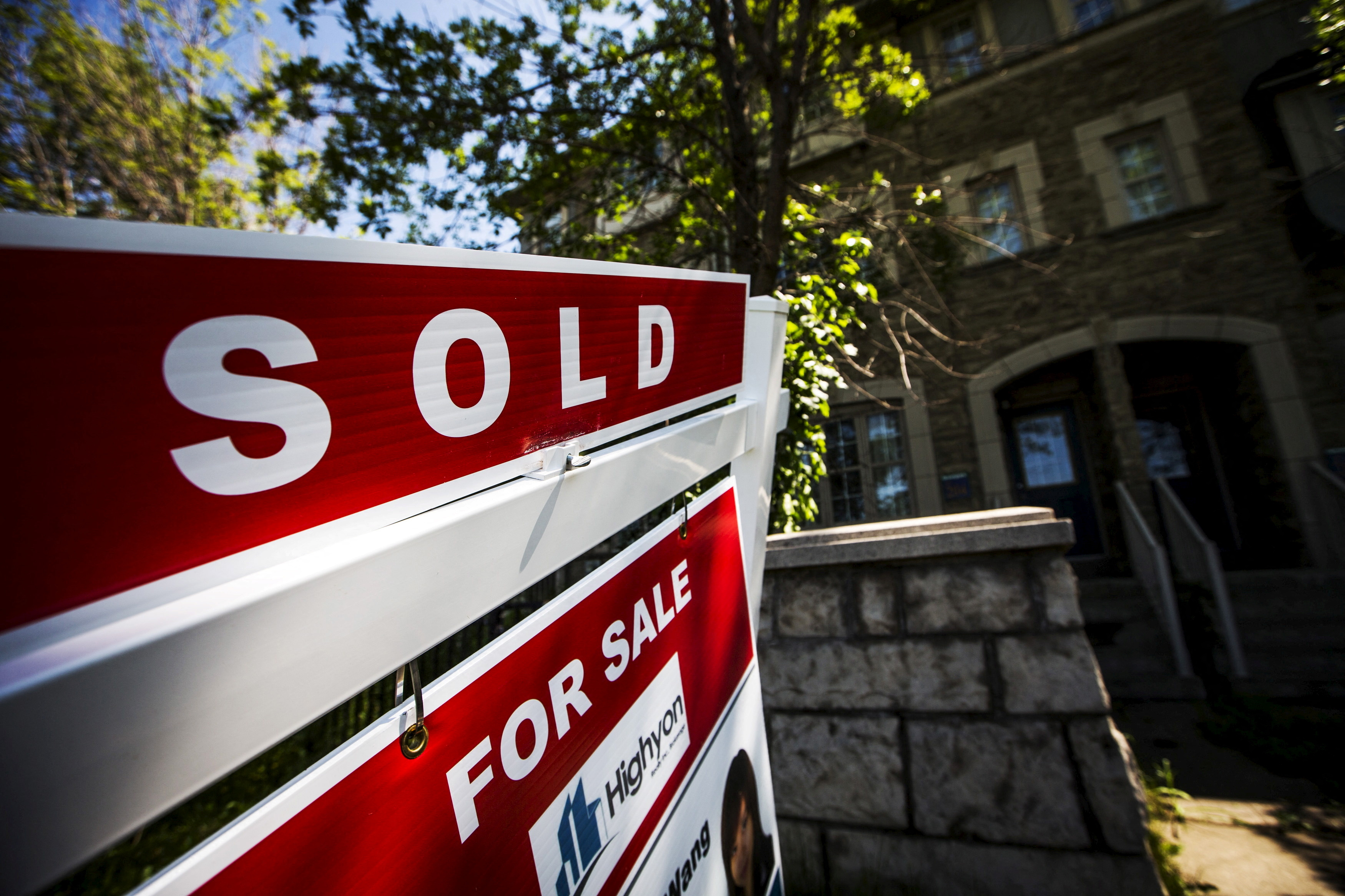 FILE PHOTO: A "For Sale" sign stands in front of a home that has been sold in Toronto, Canada, June 29, 2015. REUTERS/Mark Blinch/File Photo