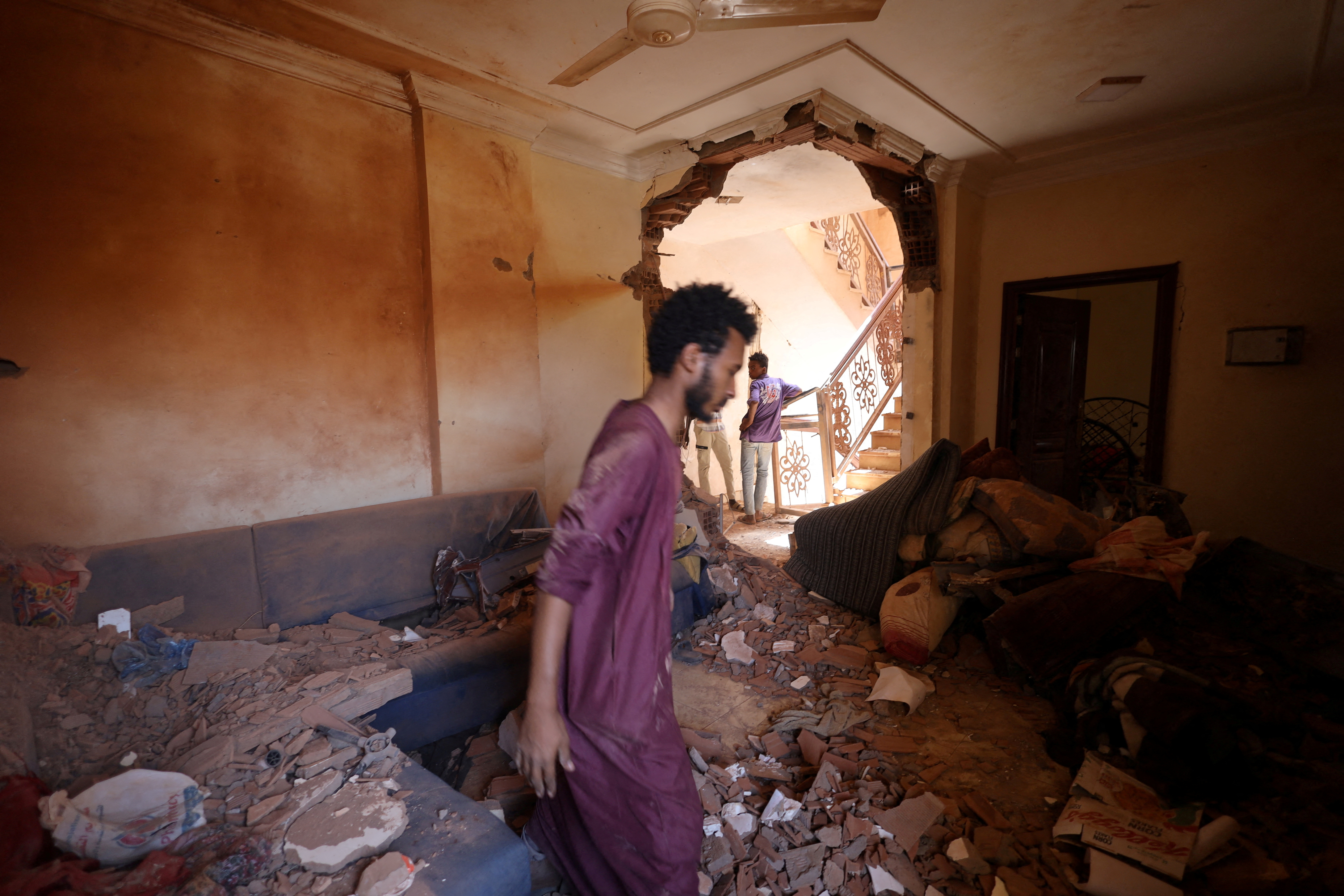 Un hombre observa los daños dentro de una casa durante los enfrentamientos entre las Fuerzas paramilitares de apoyo rápido y el ejército en Jartum, Sudán, el 17 de abril de 2023. REUTERS/Stringer