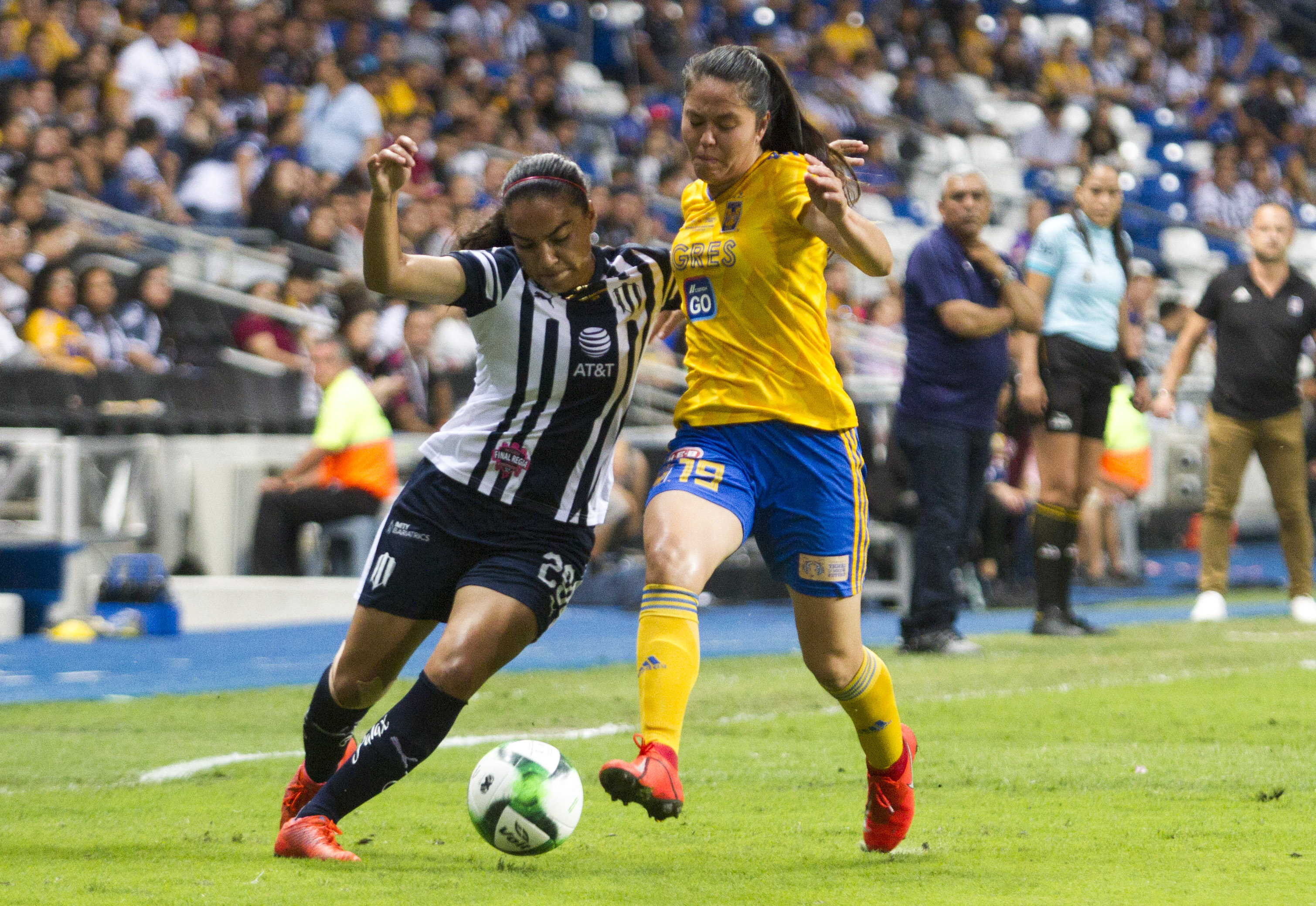 Vanessa López del equipo de las Rayadas del Monterrey, se disputa el balón con Blanca Solís del equipo de Tigres Femenil, en el estadio BBVA Bancomer, en el partido de la final de la Liga MX Femenil, Clausura 2019 (Foto: Cuartoscuro)