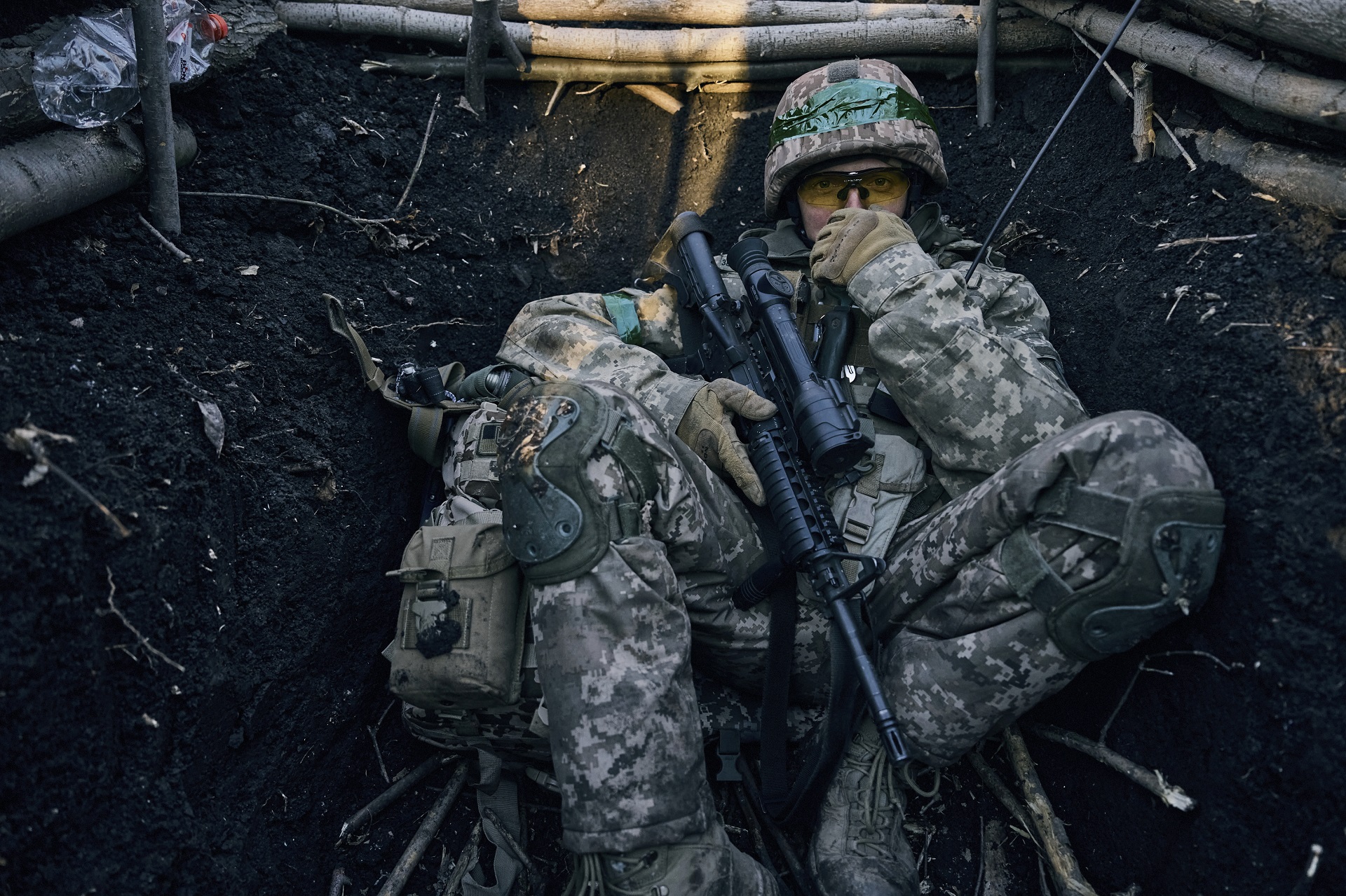 Un soldado reposa en una trinchera cerca de Bakhmut (AP)