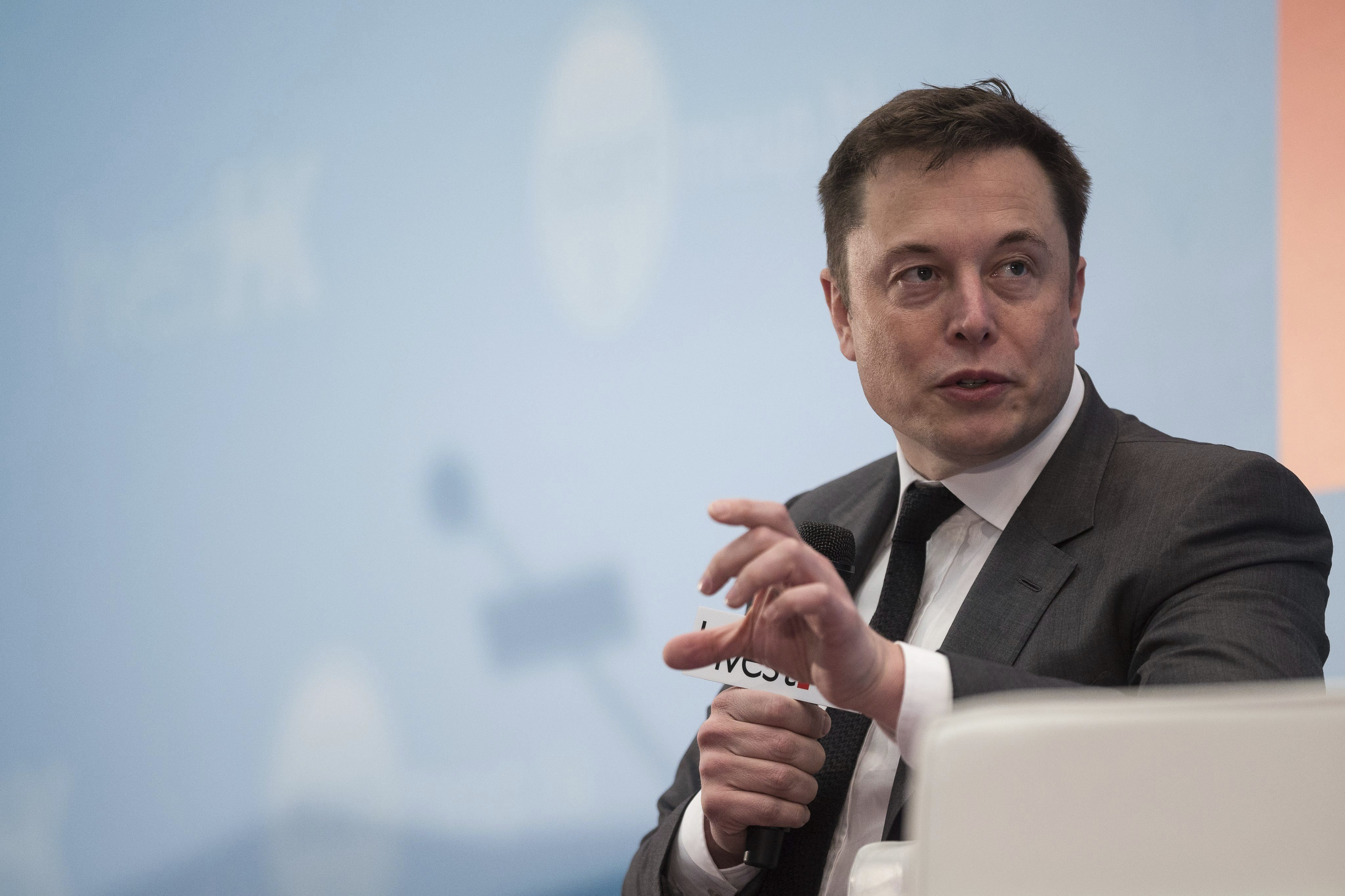 Elon Musk dice que el auto se puede conducir solo, pero todavía no tiene la autorización de los entes reguladores. EFE/Jerome Favre/Archivo
