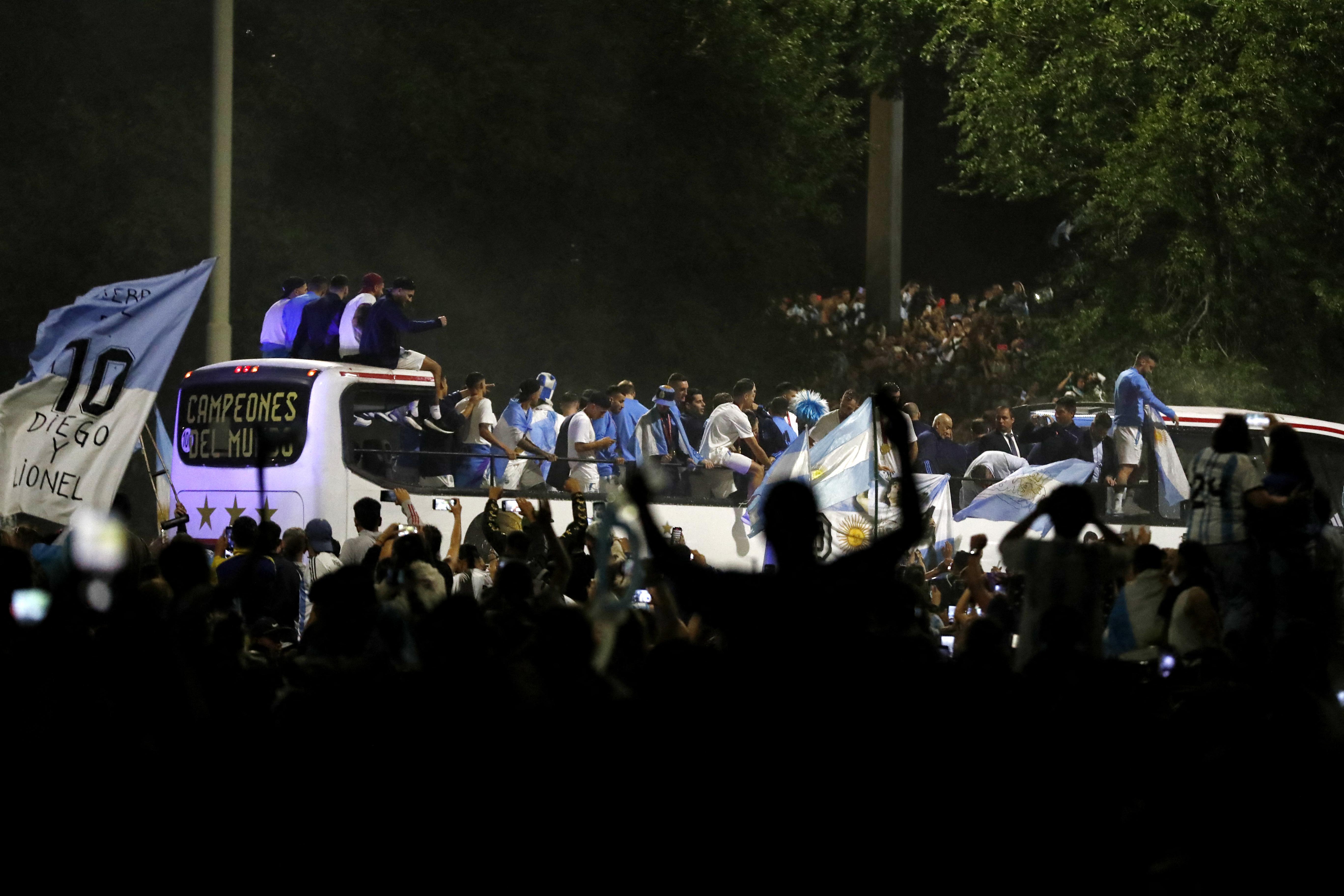 Los hinchas hicieron lo imposible por acercarse a sus ídolos (REUTERS/Agustin Marcarian)