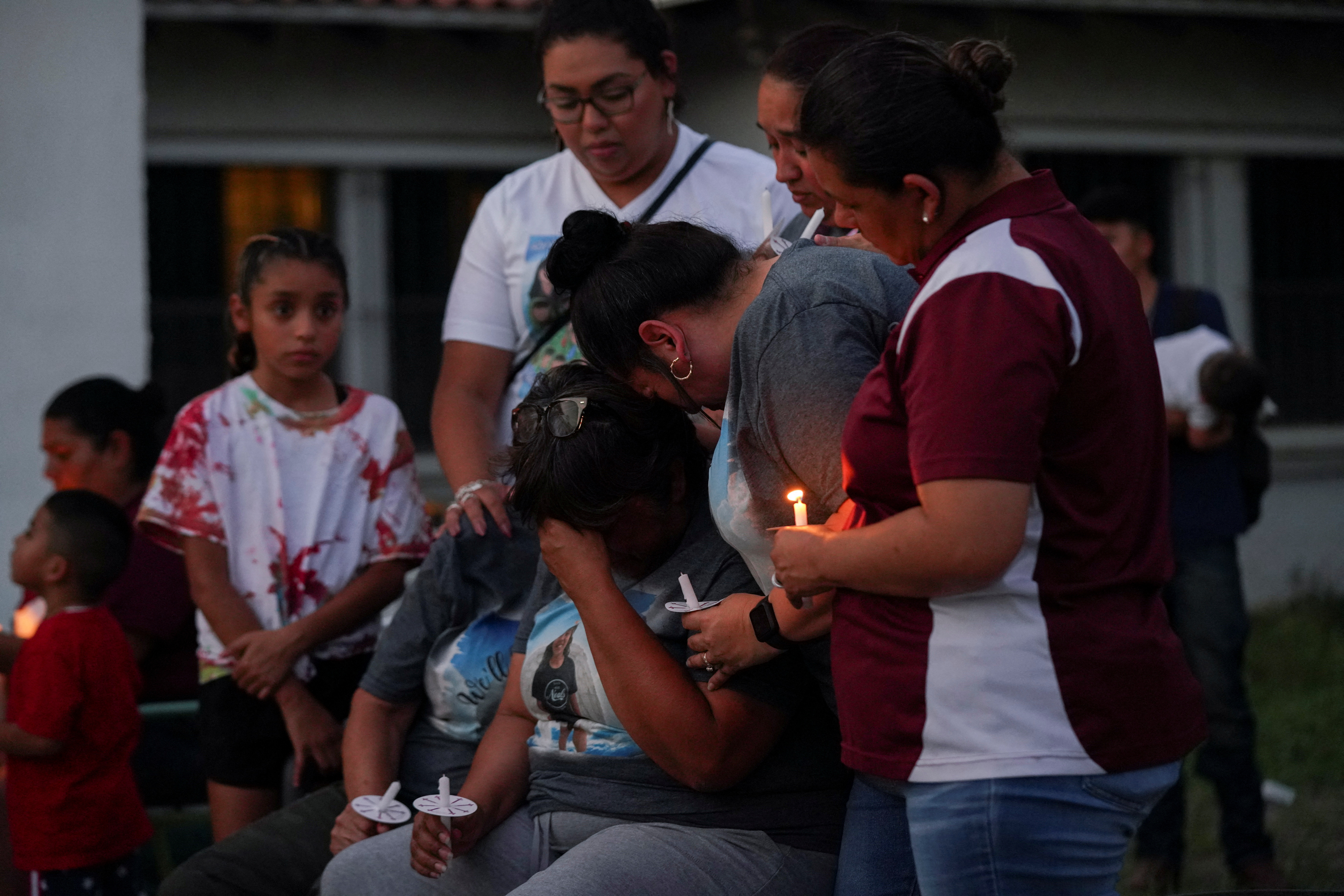 Familiares de Alexandria Aniyah Rubio 'Lexie' lloran su muerte durante una vigilia (REUTERS/Veronica G. Cárdenas)
