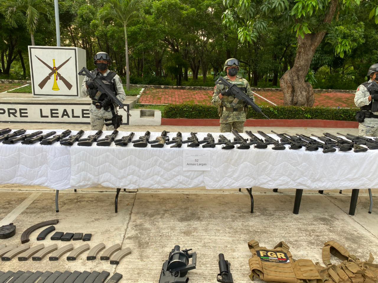 La Secretaría de la Defensa Nacional y
la Guardia Nacional decomisaron 4 millones de pesos, armas y equipo táctico con estampado de la FGR (Foto: Sedena)