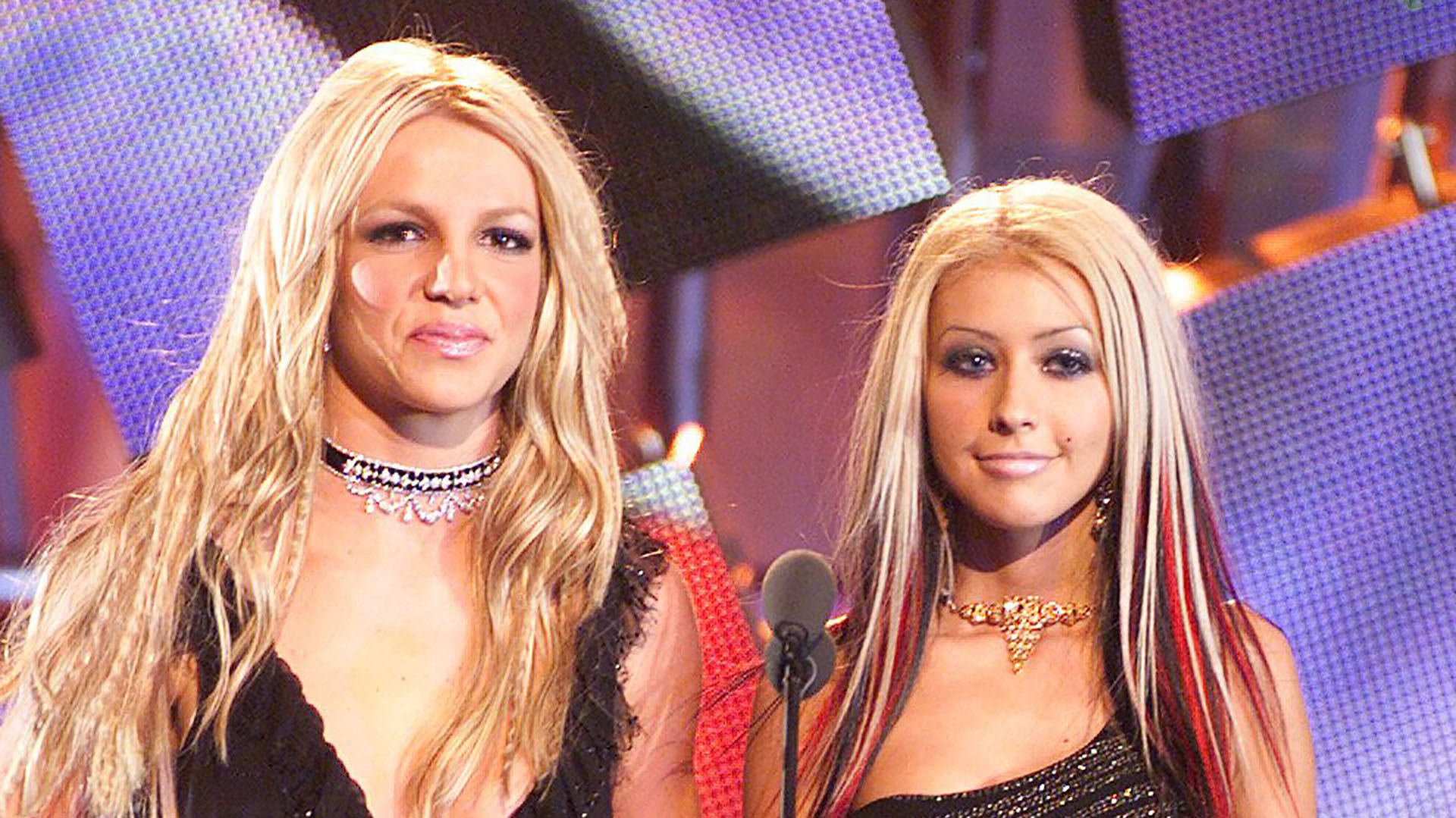 Britney Spears y Christina Aguilera durante los MTV Video Music Awards del 2000 en el Radio City Music Hall de New York City. (Photo by Kevin Kane/WireImage)