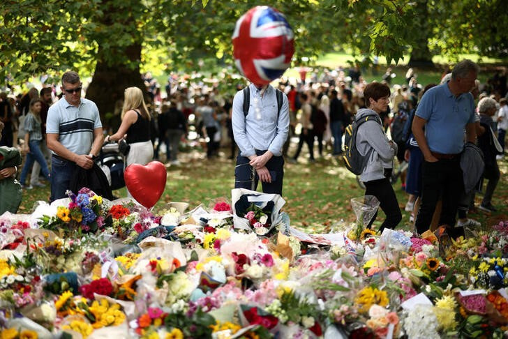 La gente rinde tributo a la reina Isabel II en Green Park, cerca del Palacio de Buckingham, Londres, Reino Unido. 10 septiembre 2022. REUTERS/Henry Nicholls