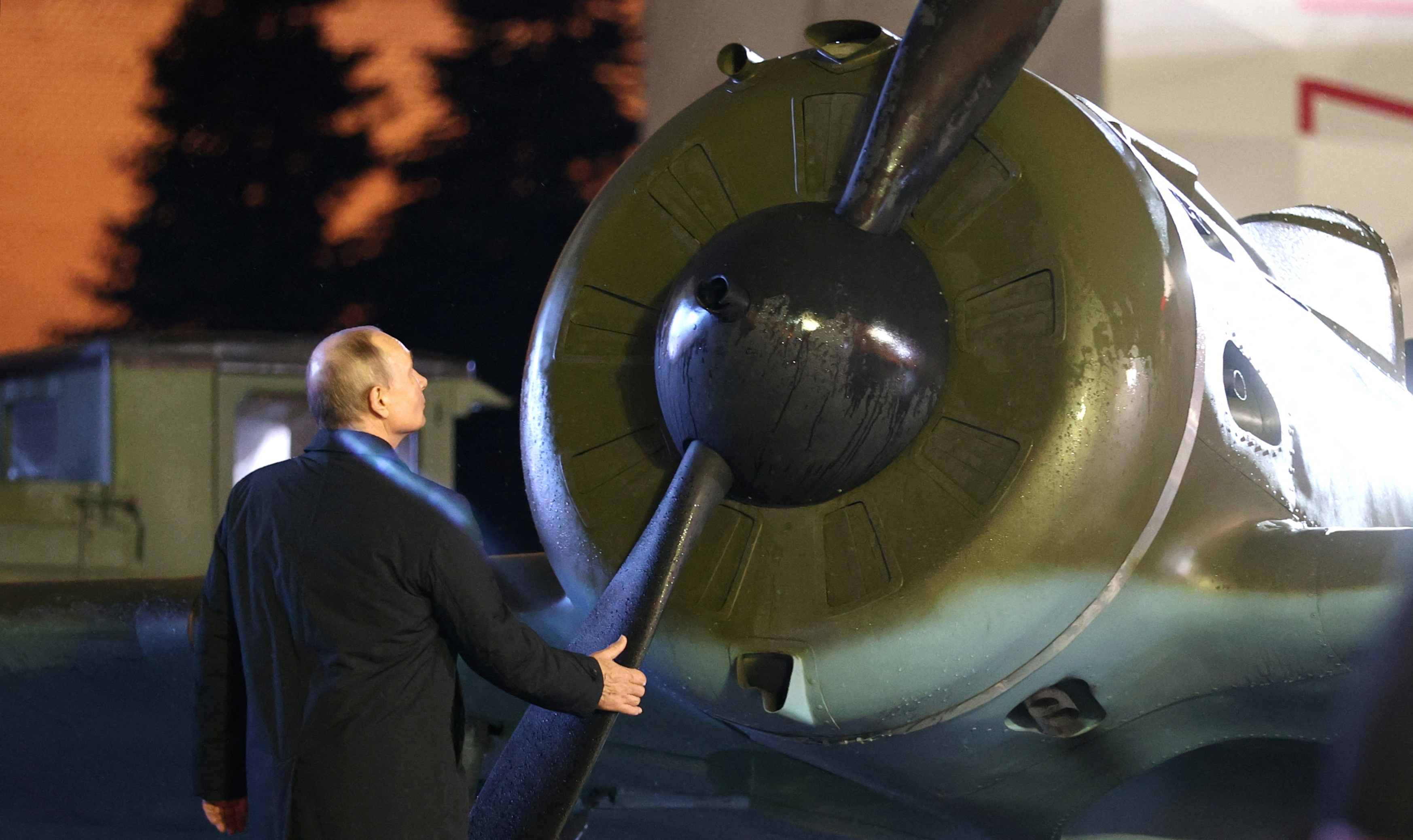 Vladimir Putin se muestra junto a un avión militar mientras asiste a una exposición que conmemora el aniversario de un desfile histórico en 1941, cuando los soldados soviéticos marcharon hacia el frente durante la Segunda Guerra Mundial, en la Plaza Roja en el centro de Moscú, Rusia, este 8 de noviembre (Reuters)