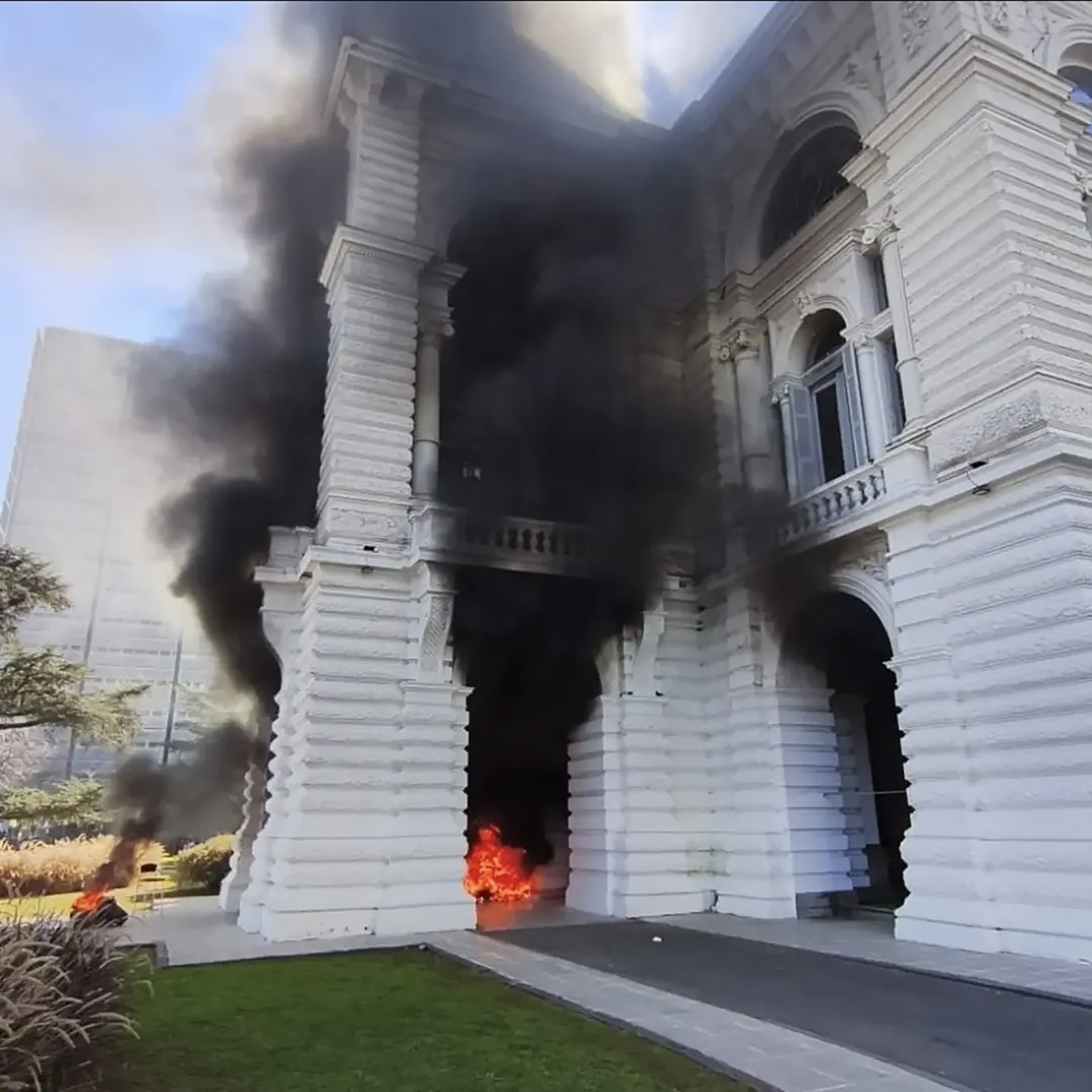 Cooperativistas prendieron fuego la entrada de la municipalidad de La Plata y rompieron vidrios
