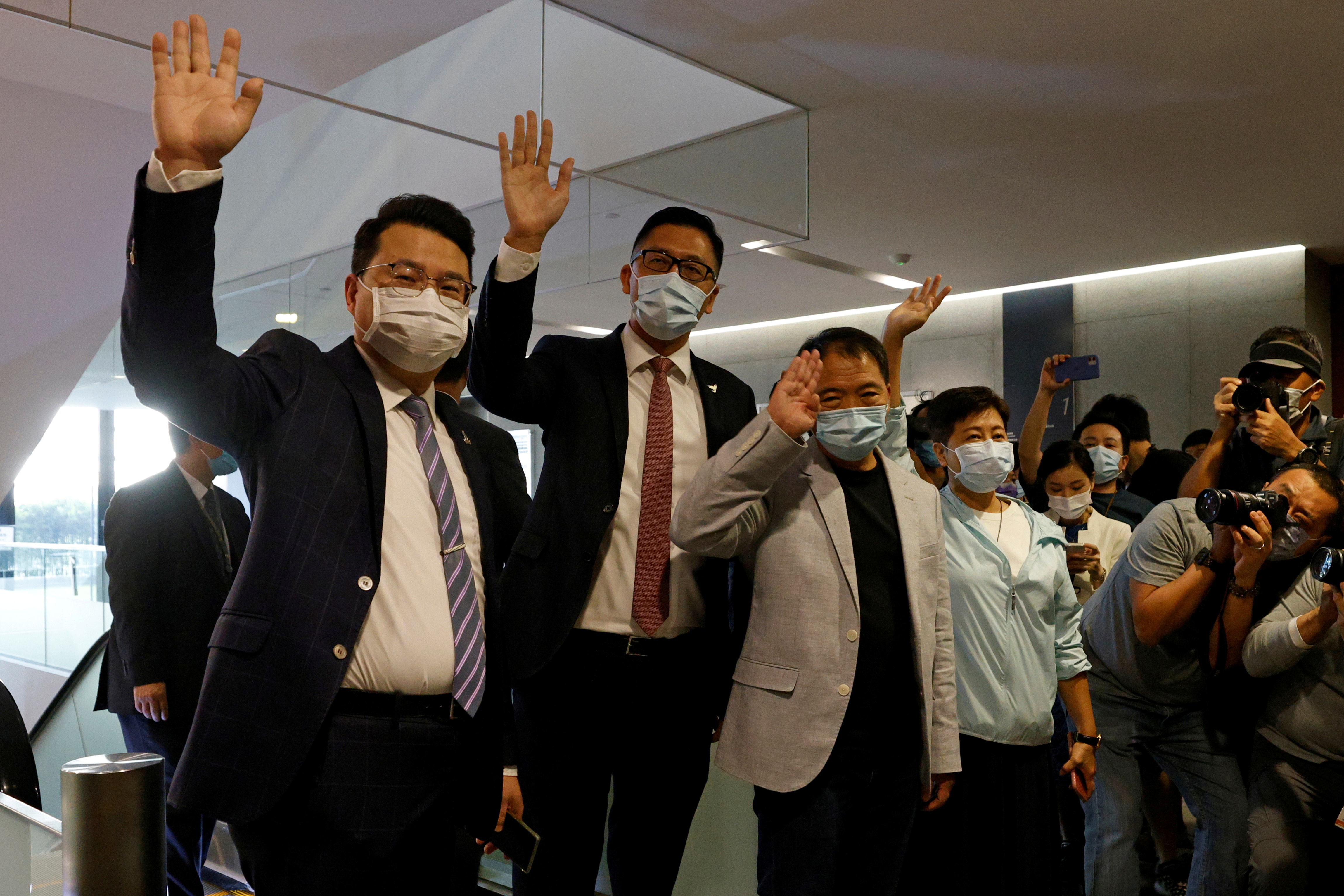 Legisladores opositores de Hong Kong tras presentar su renuncia para protestar por el creciente control de Beijing sobre el legislativo local (REUTERS/Tyrone Siu/archivo)