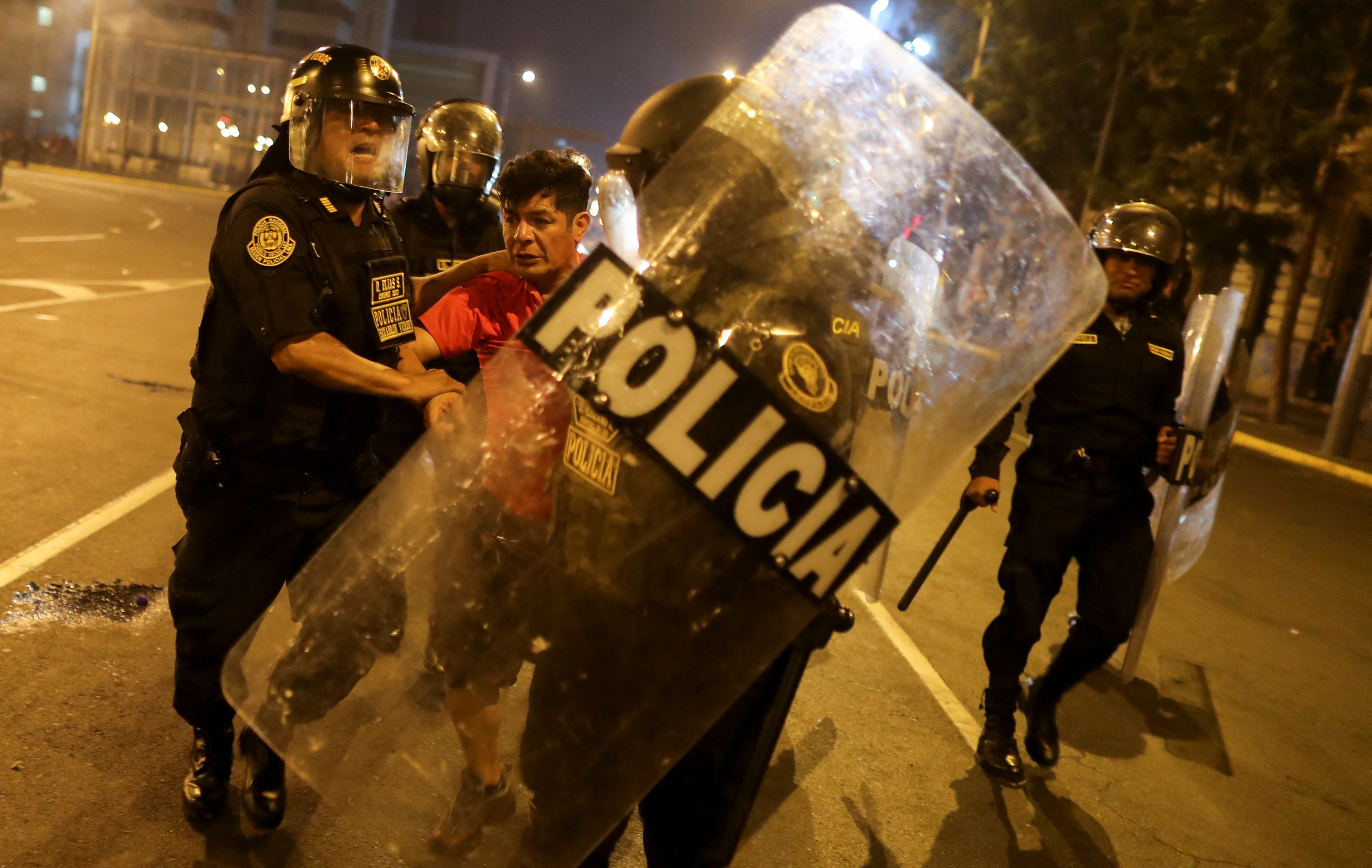 La Policía detuvo a manifestantes que sembraban el caos y atacaban con piedras a los efectivos y transeúntes durante las protestas. REUTERS/Sebastian Castaneda