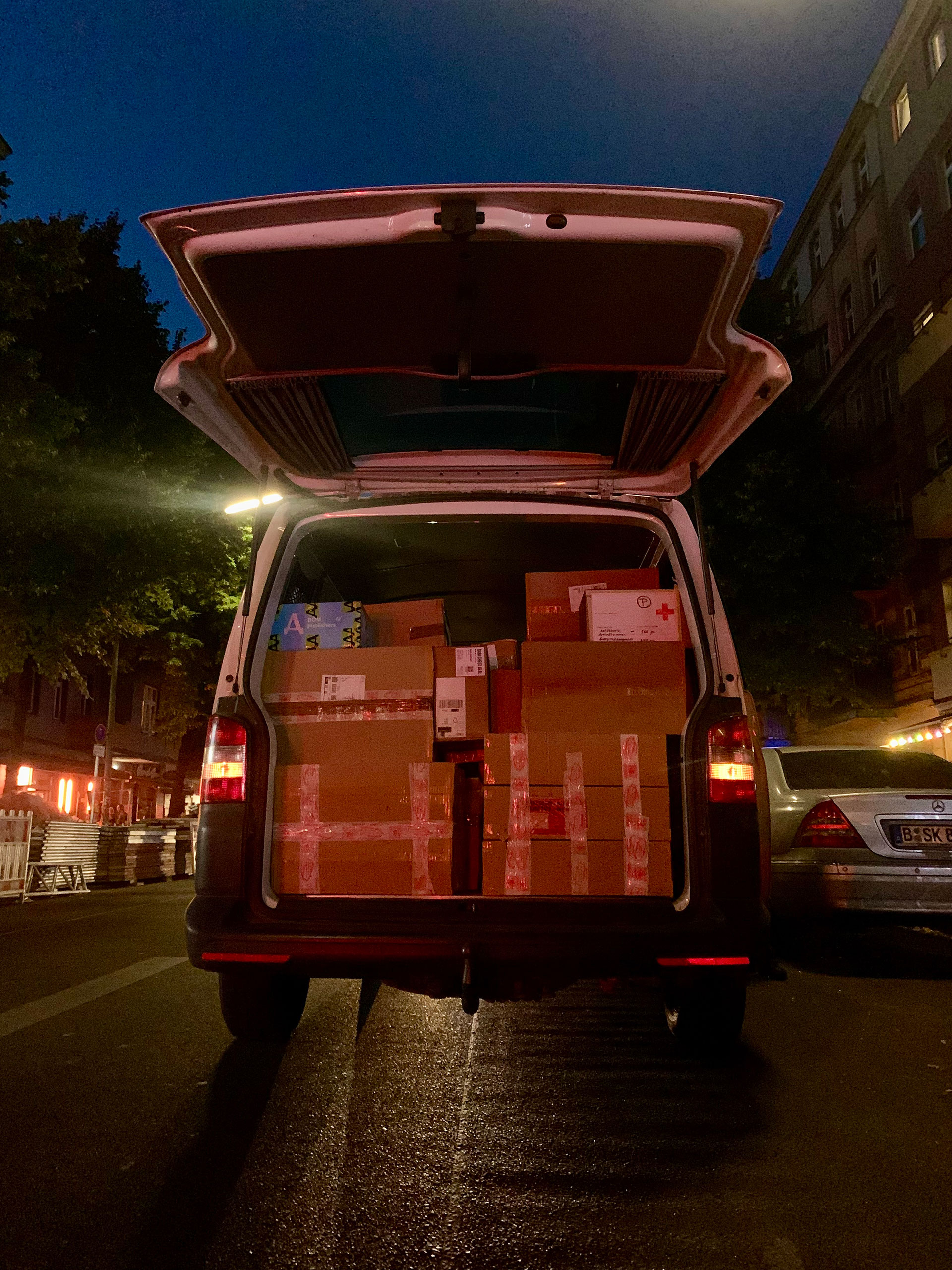El último cargamento de Ukraine Solidarity Bus a Lviv: las donaciones ya no llegan como antes (Reuters)