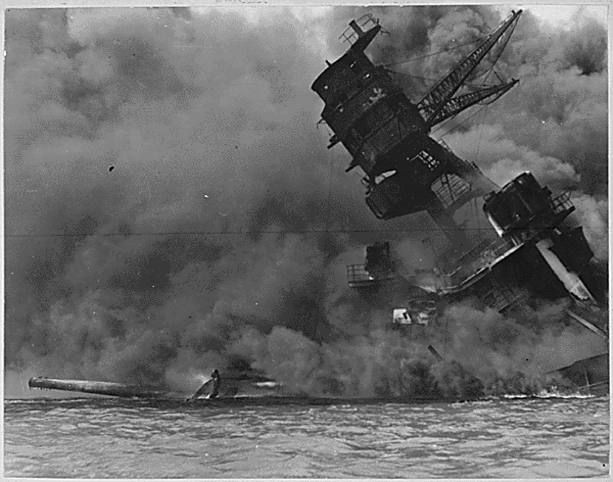 El acorazado Arizona en llamas luego del ataque japonés a Pearl Harbor, el 7 de diciembre de 1941. (Department of the Navy/Naval Photographic Center/REUTERS)
