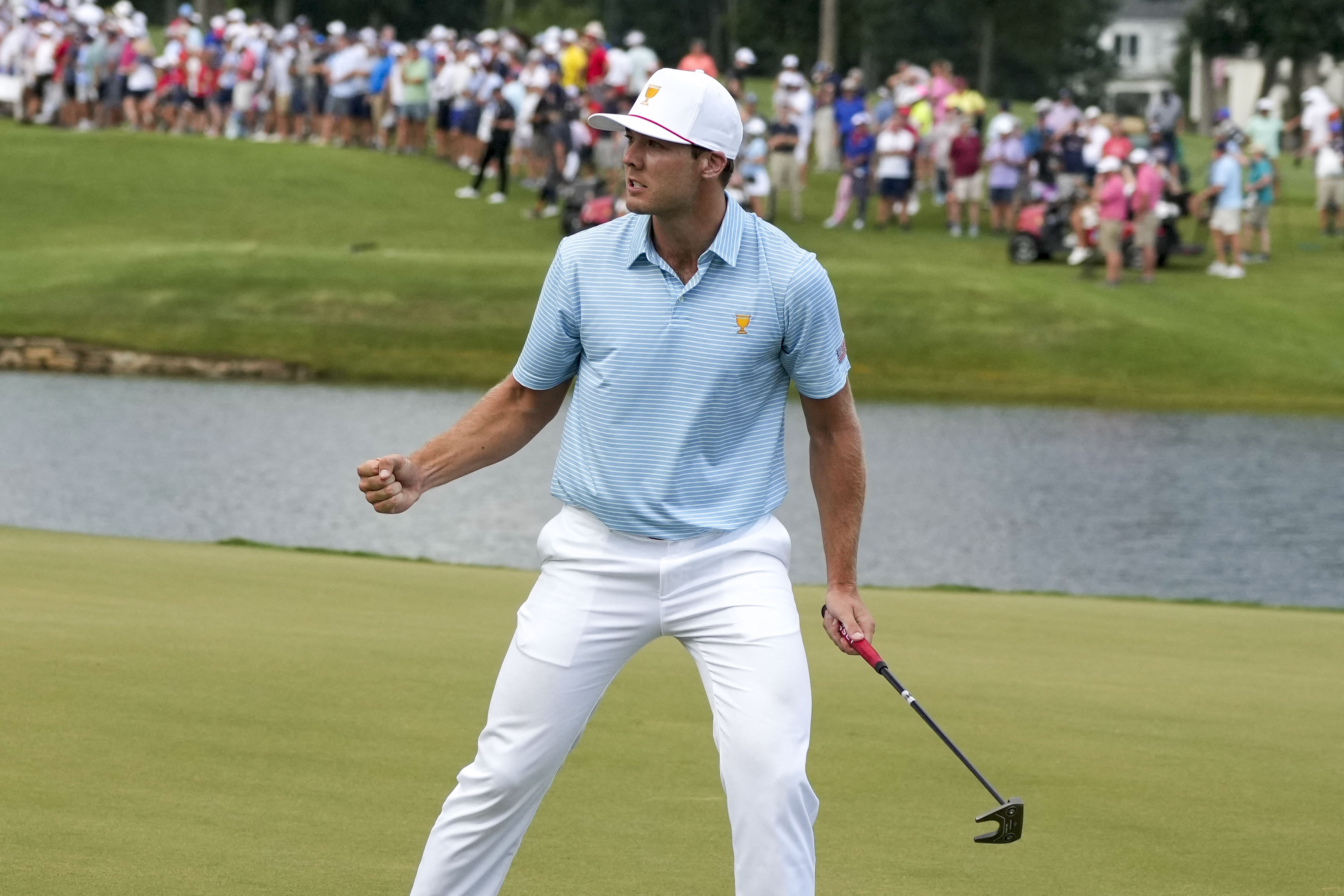 El golfista estadounidense Sam Burns festeja su tiro luego de una jornada redonda para su equipo