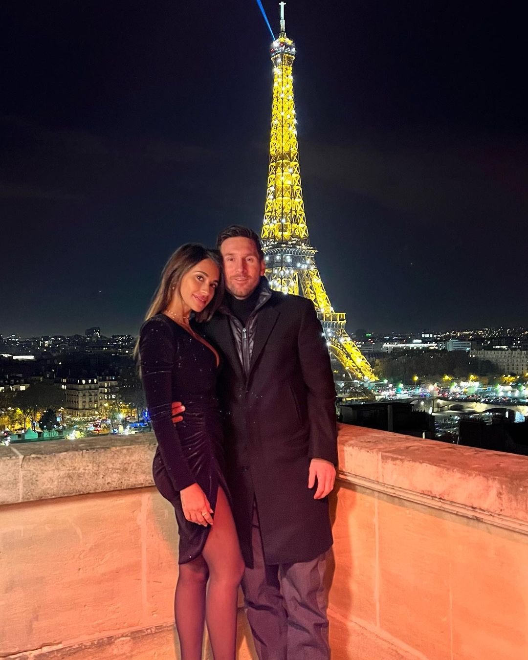 A Lionel Messi y Antonela Roccuzzo les gusta ir a cenar a un restaurante en París. 