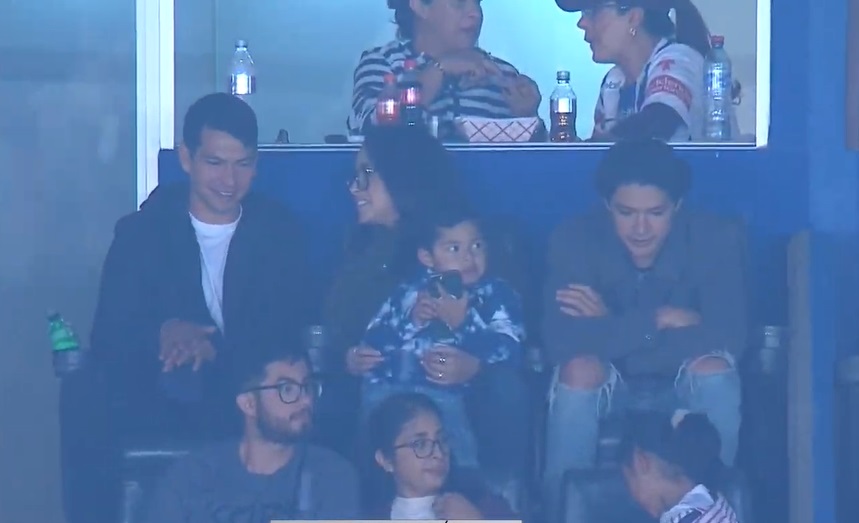 La transmisión de televisión captó al Chucky en el estadio con su familia (Foto: captura YouTube/Marca Claro)