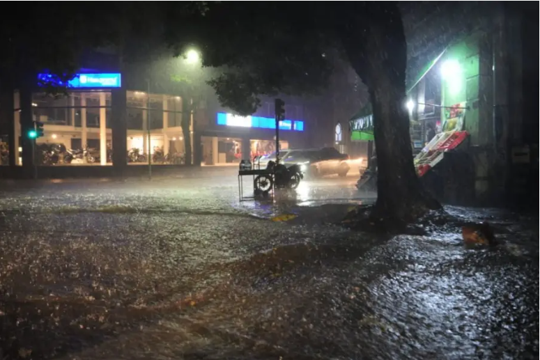 Un fuerte temporal volvi&oacute; a afectar a Tucum&aacute;n: inundaciones, cierre de ruta y autoevacuados durante la madrugada