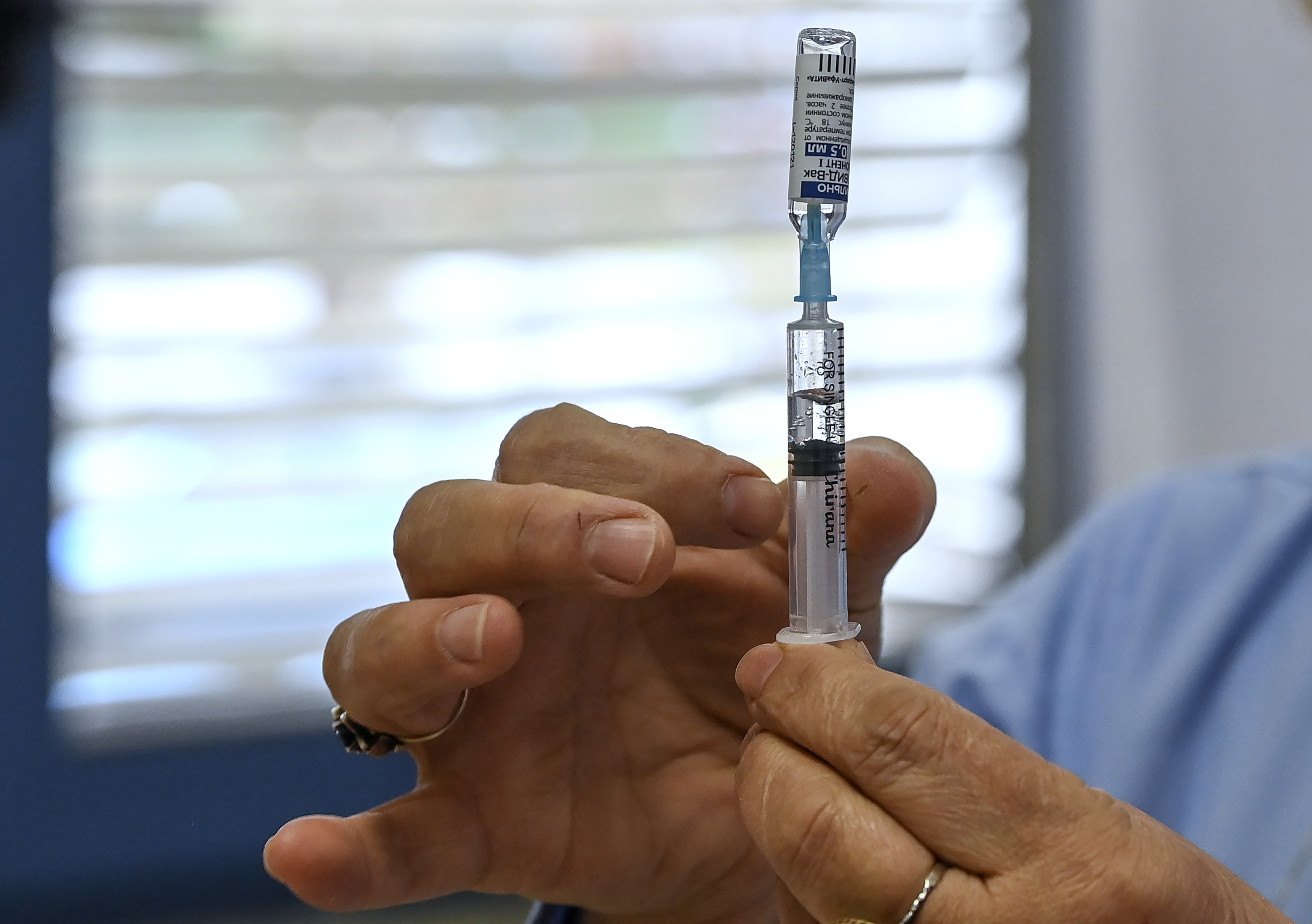 Los datos de los CDC indican que dos dosis de la vacuna más un refuerzo siguen proporcionando una fuerte protección contra la enfermedad grave y la muerte EFE/Georgi Licovski/Archivo 