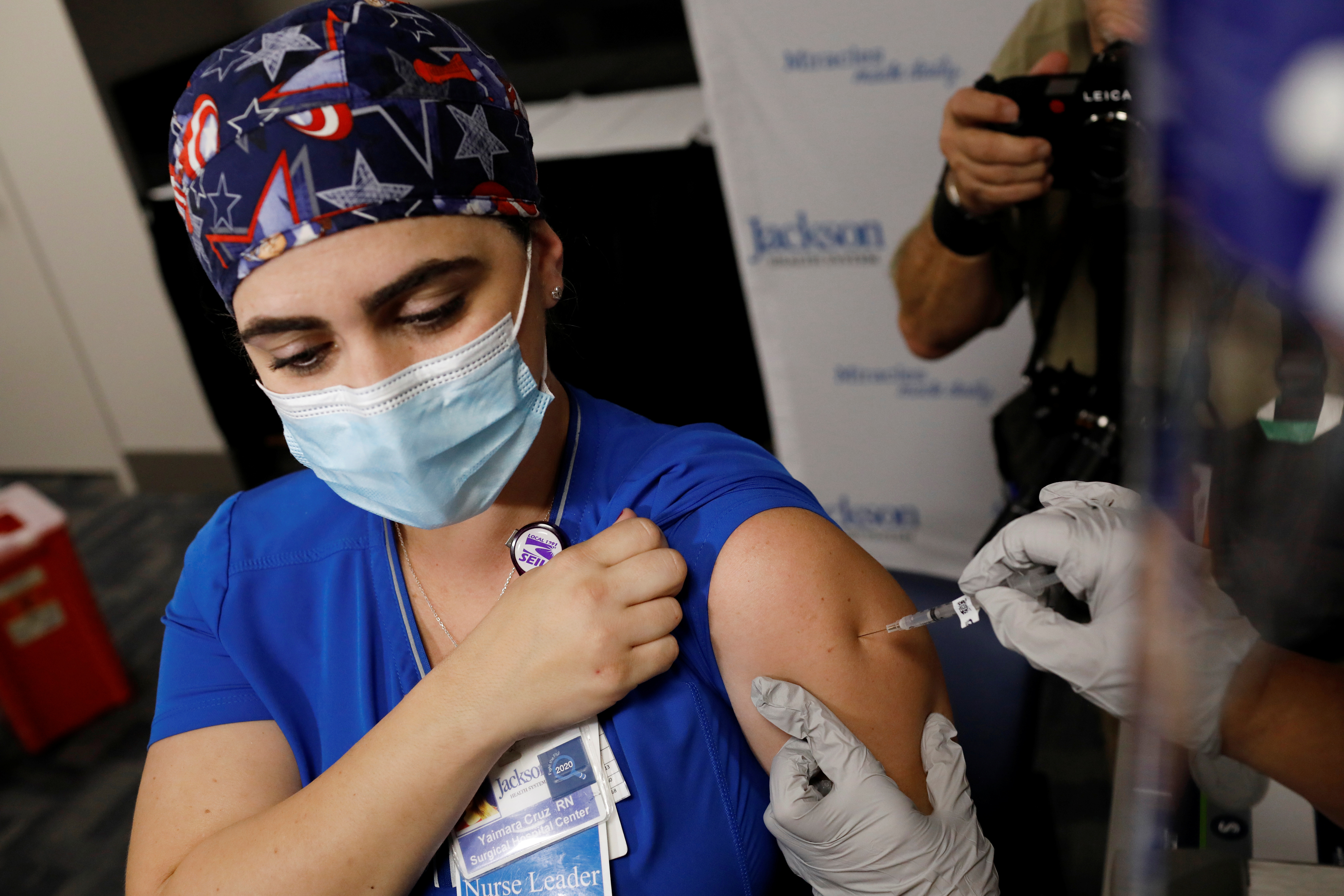 El personal de salud expresó niveles similares de resistencia a la vacuna que la población general: alrededor de un tercio se resiste ella. (REUTERS/Marco Bello)