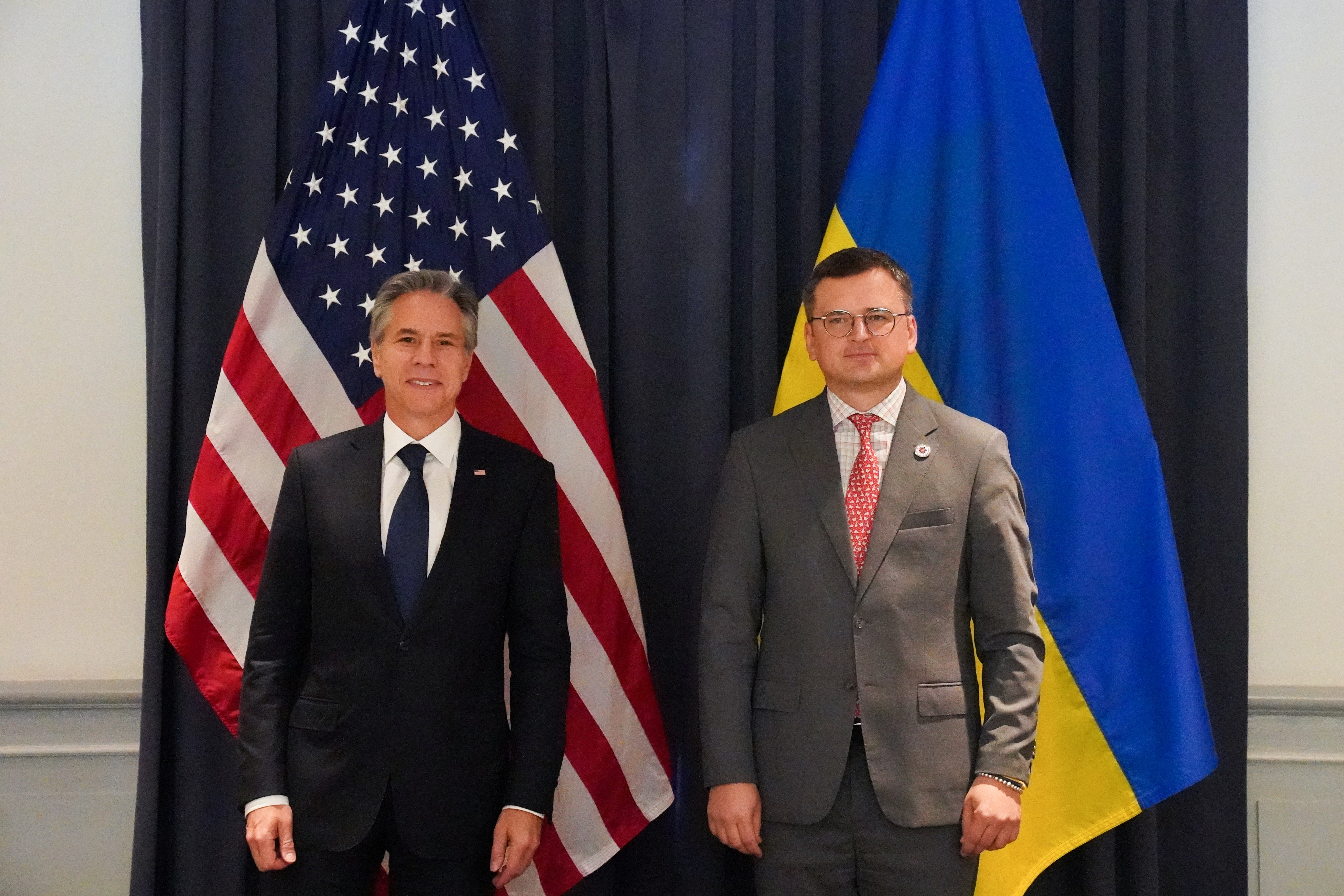 El Secretario de Estado de Estados Unidos, Antony Blinken, se reúne con el Ministro de Asuntos Exteriores de Ucrania, Dmytro Kuleba, al margen de la cumbre de la ASEAN celebrada en Phnom Penh, Camboya, el 12 de noviembre de 2022. REUTERS/Cindy Liu/Pool